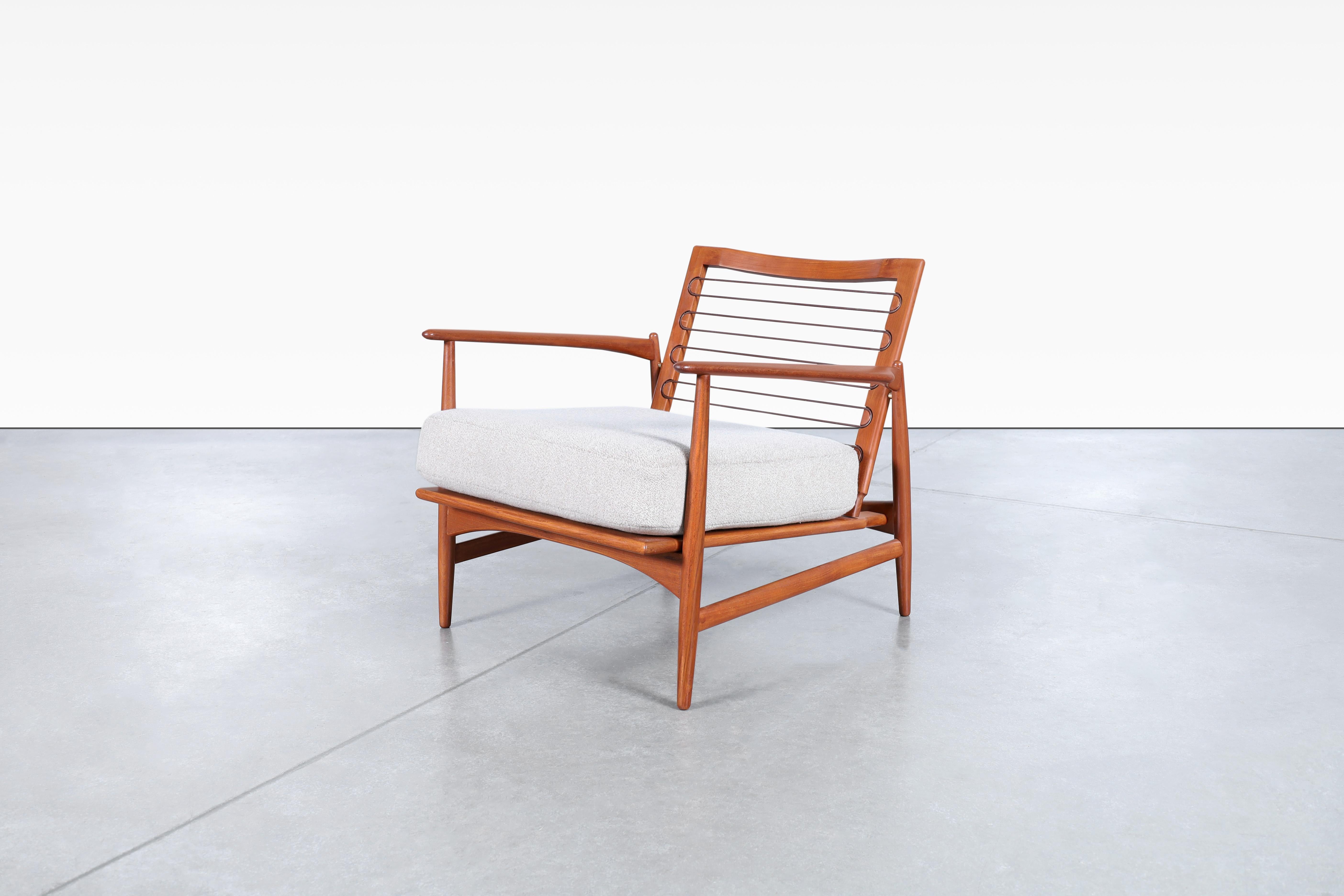 Metà XX secolo Sedie da salotto moderne danesi in teak di Ib Kofod-Larsen per Selig in vendita