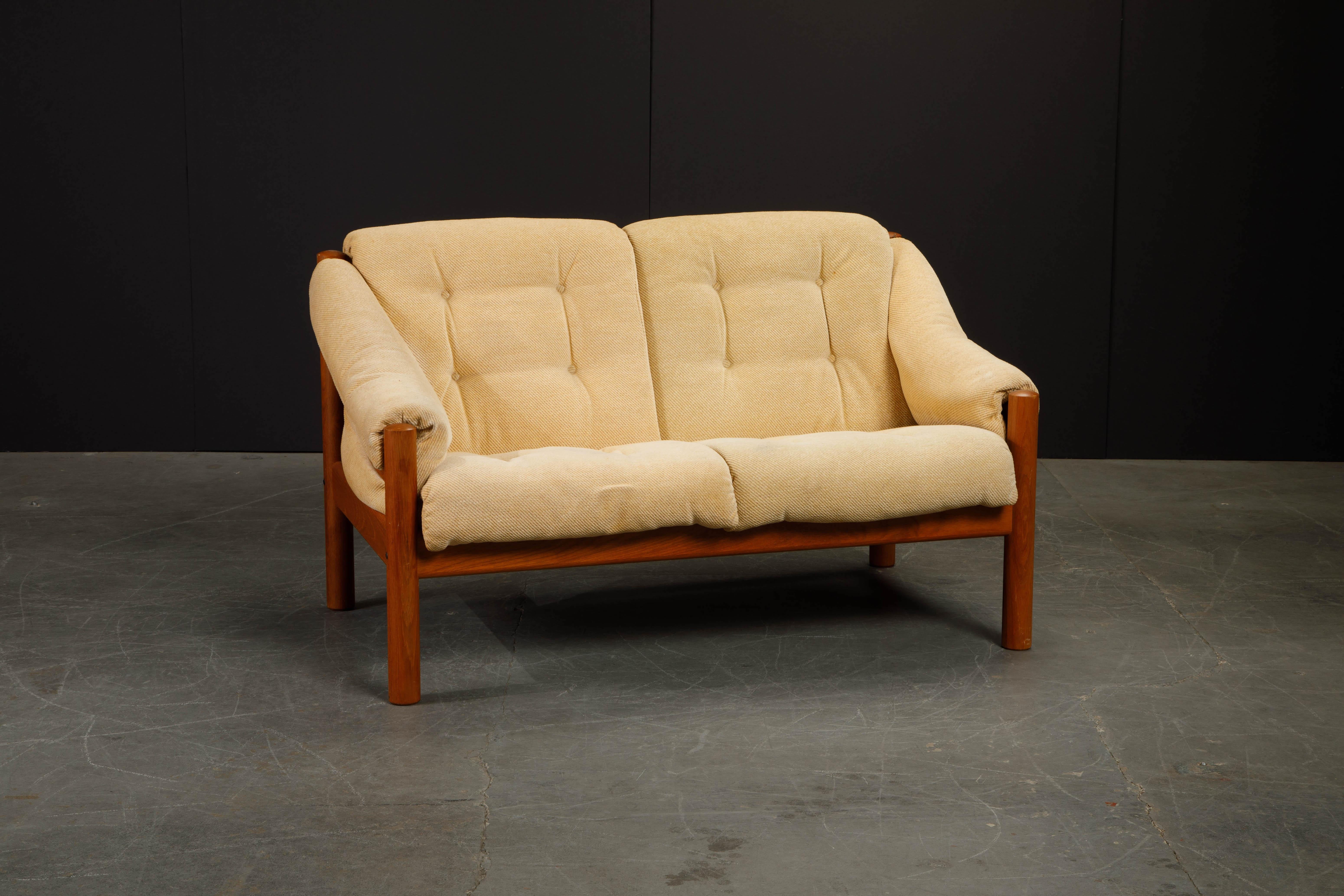 domino mobler loveseat