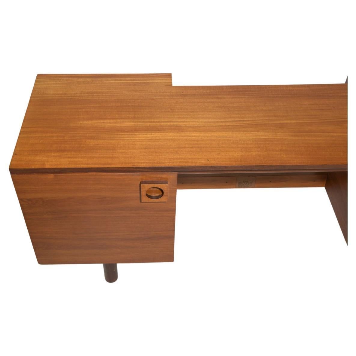 Scrivania bassa danese moderna in teak con grandi tiretti quadrati di Uniflex. Ottima scrivania bassa o vanità dal design davvero unico. Prodotto in Danimarca. Situato a Brooklyn NYC.


Misure 60