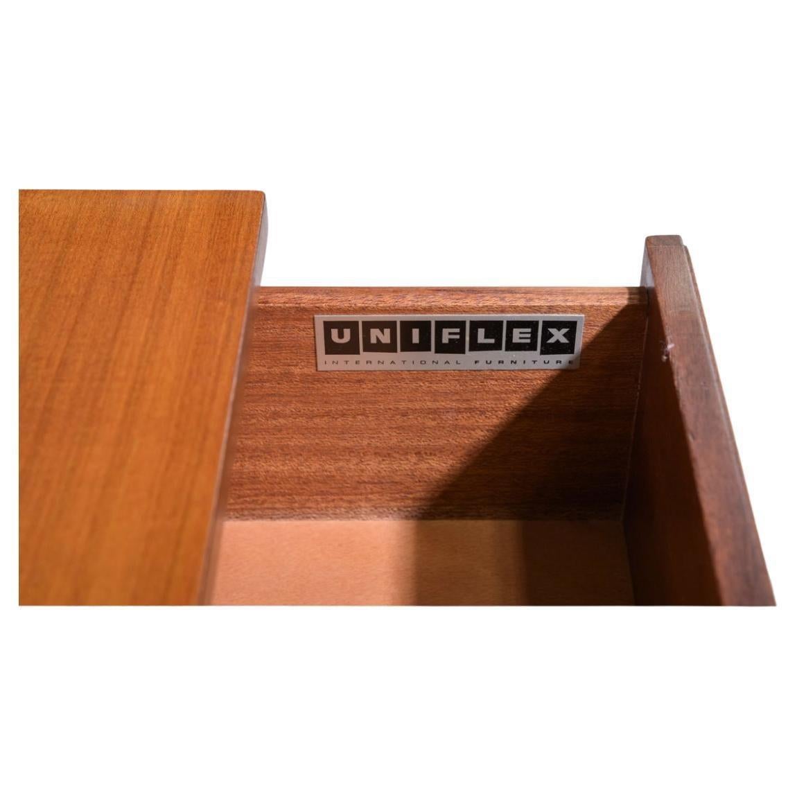 Scandinavo moderno Scrivania bassa danese moderna in teak con grandi tiretti quadrati in vendita