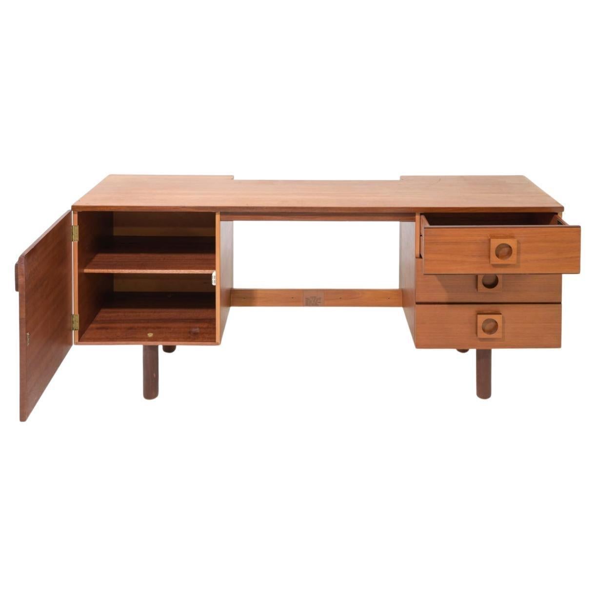 Falegnameria Scrivania bassa danese moderna in teak con grandi tiretti quadrati in vendita