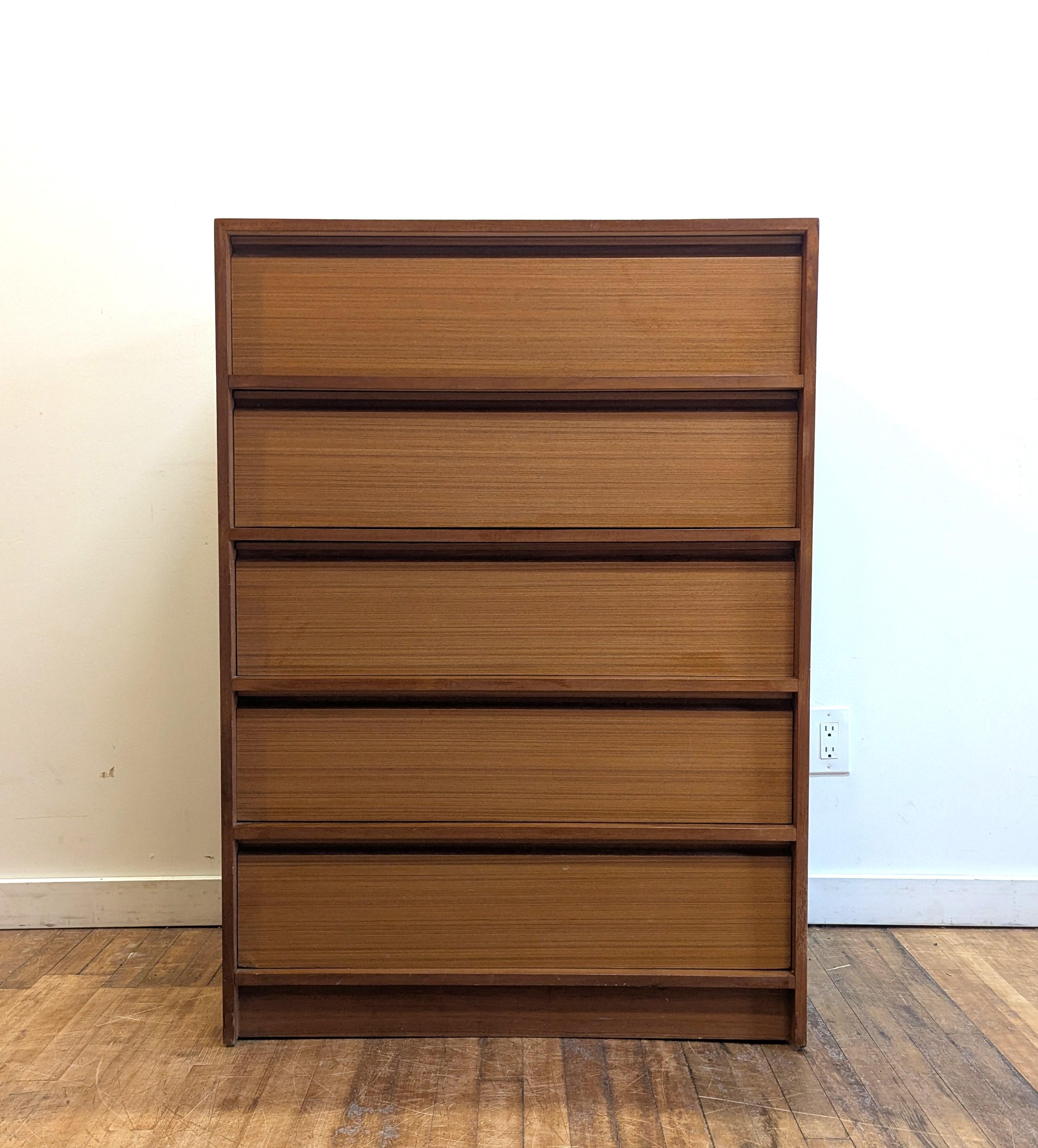 Comò moderno danese in teak del Mid Century Modern attribuito a Dyrlund.  Molto bello, in ottime condizioni originali.  Comò in teak danese moderno di metà secolo attribuito a Dyrlund.  Cassettone a cinque cassetti.  Linee pulite e rappresentative