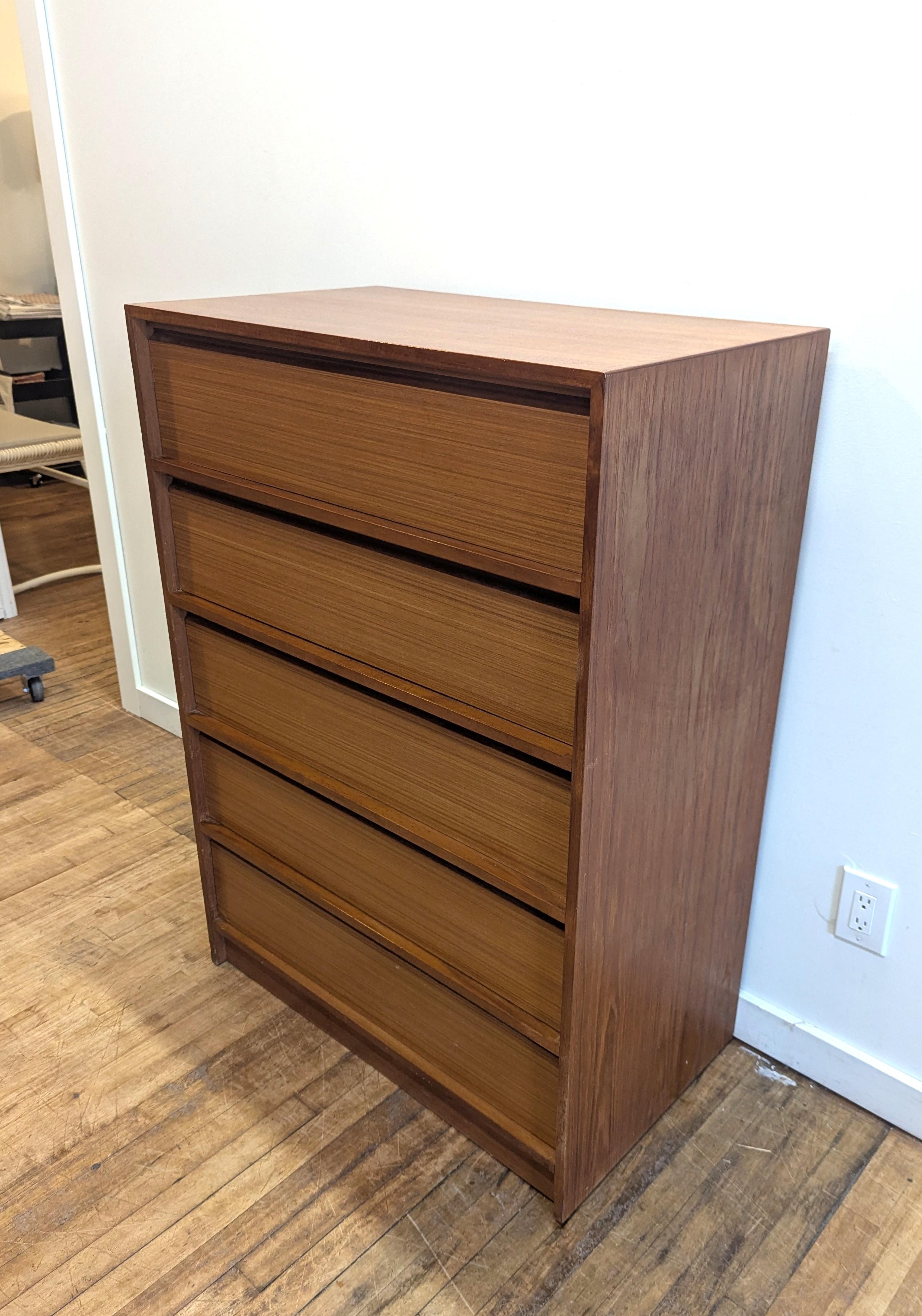 Mid-Century moderno Comò Highboy danese moderno in teak di metà secolo in vendita