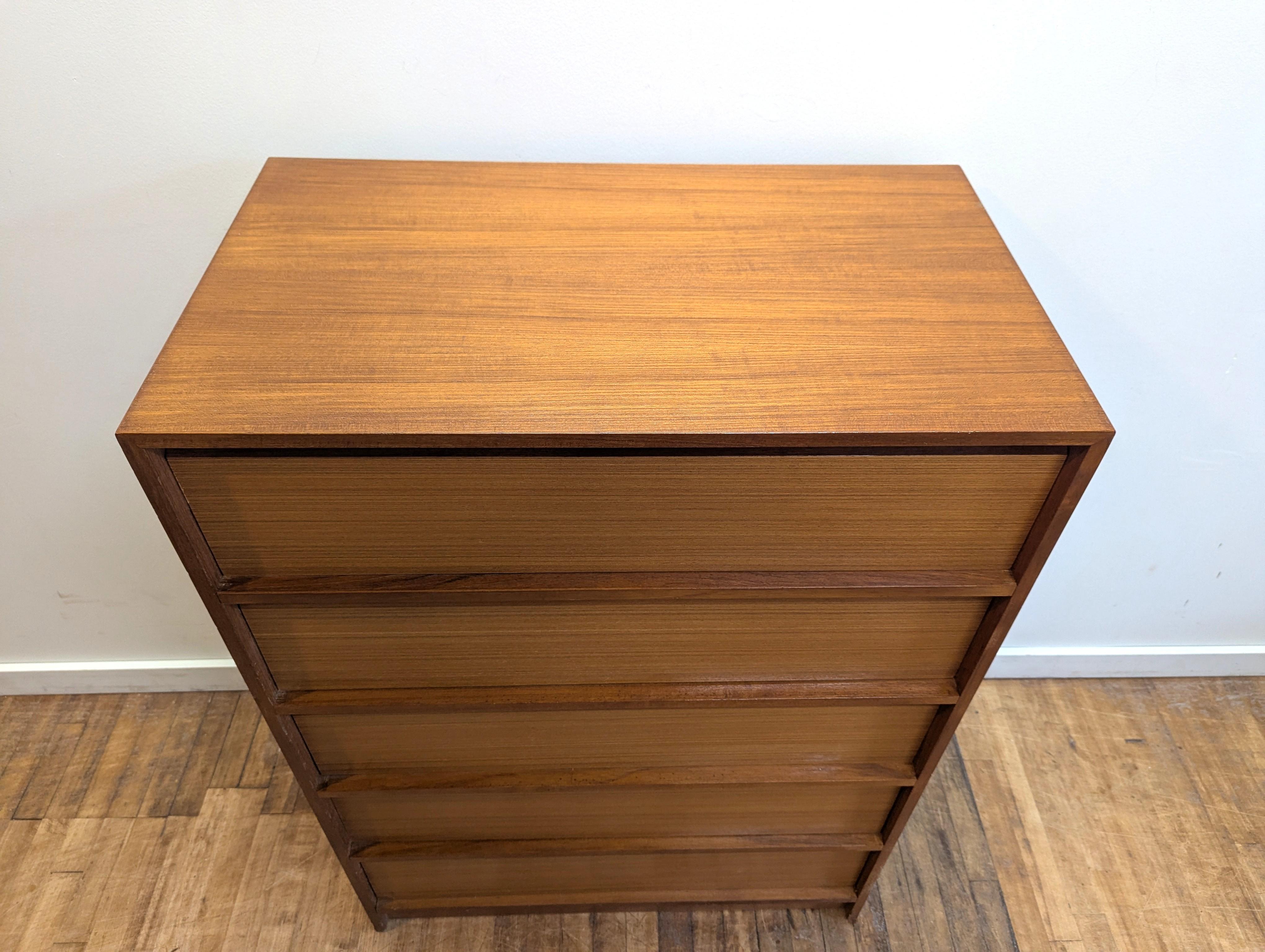 Comò Highboy danese moderno in teak di metà secolo In condizioni buone in vendita a New York, NY