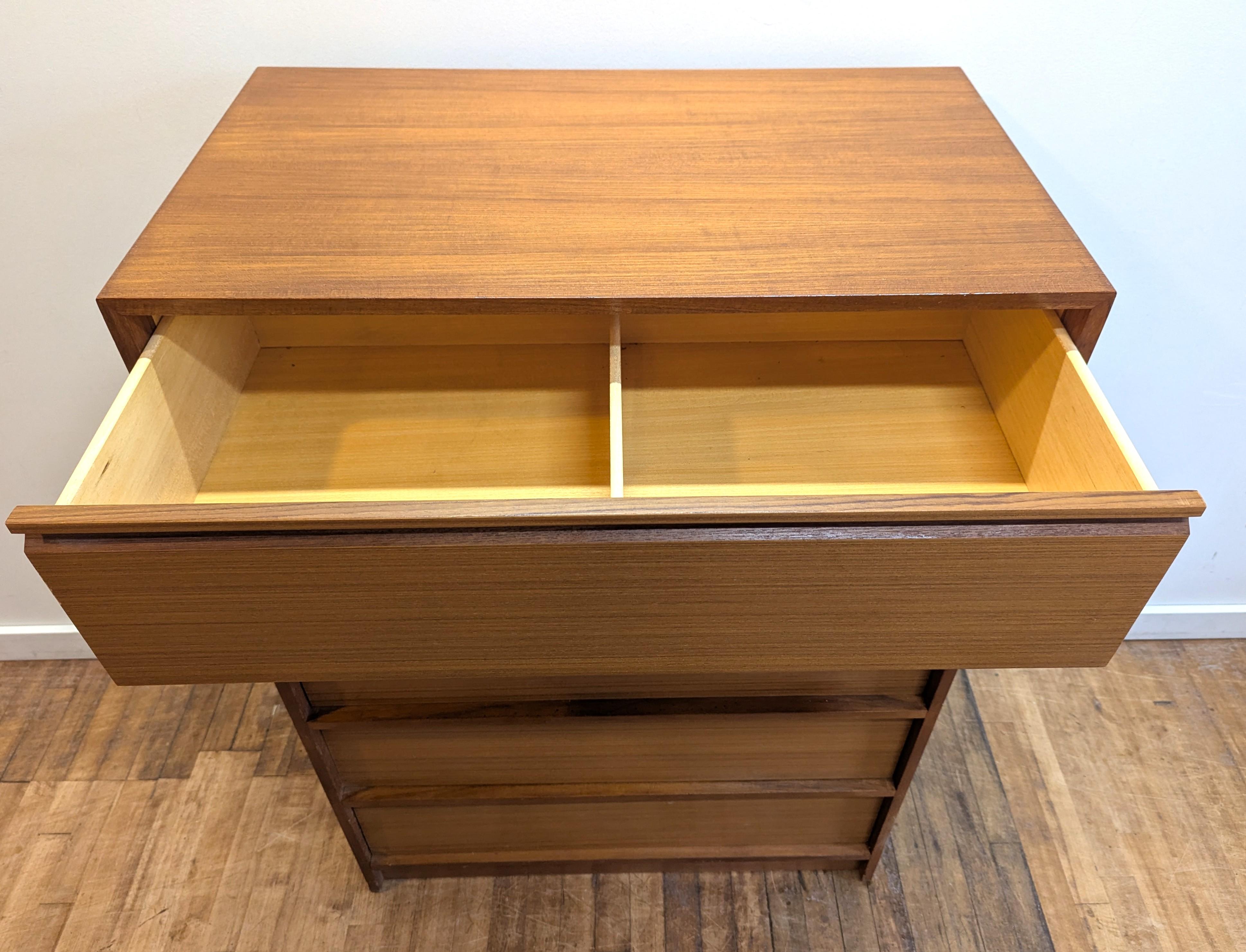 Metà XX secolo Comò Highboy danese moderno in teak di metà secolo in vendita