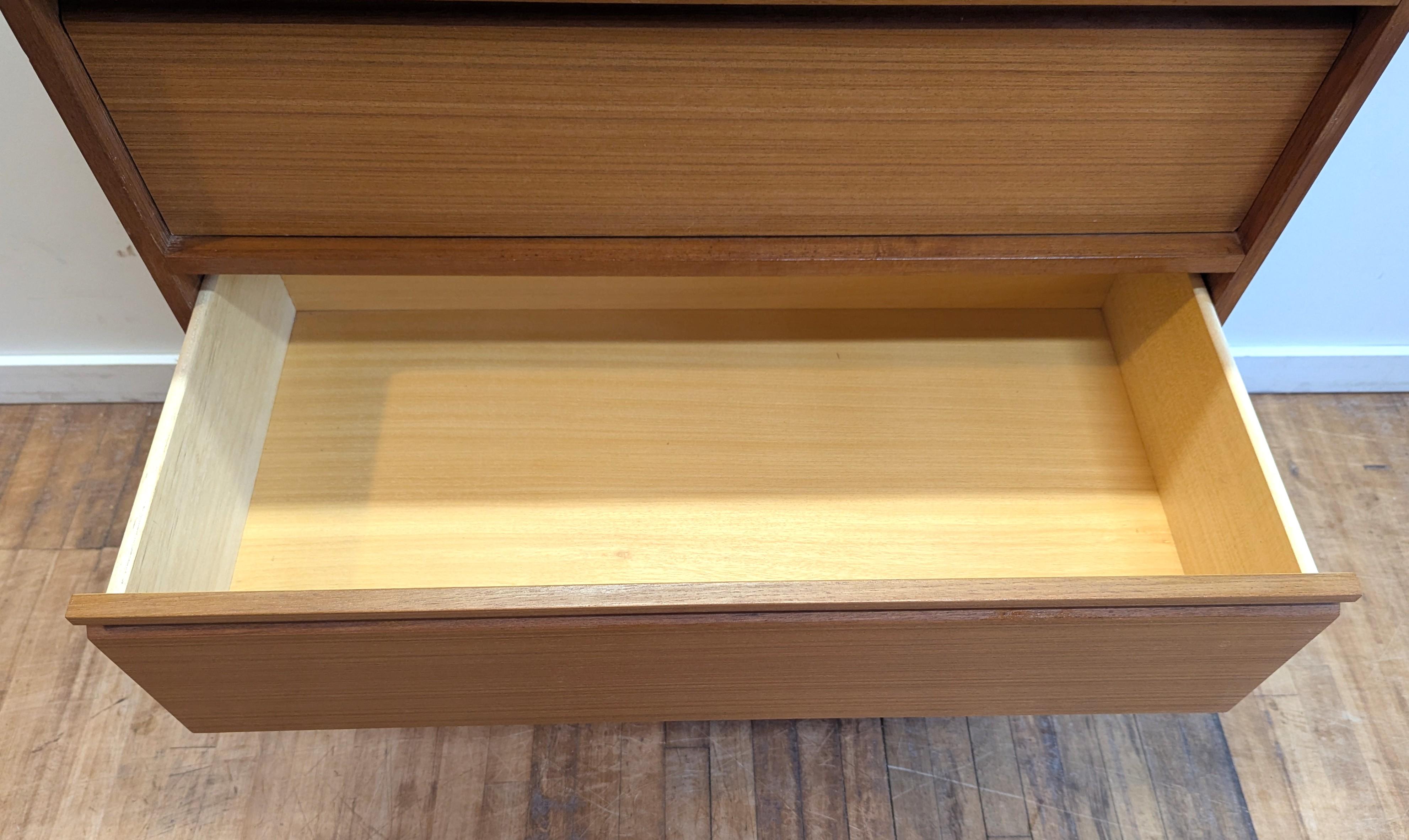Comò Highboy danese moderno in teak di metà secolo in vendita 1