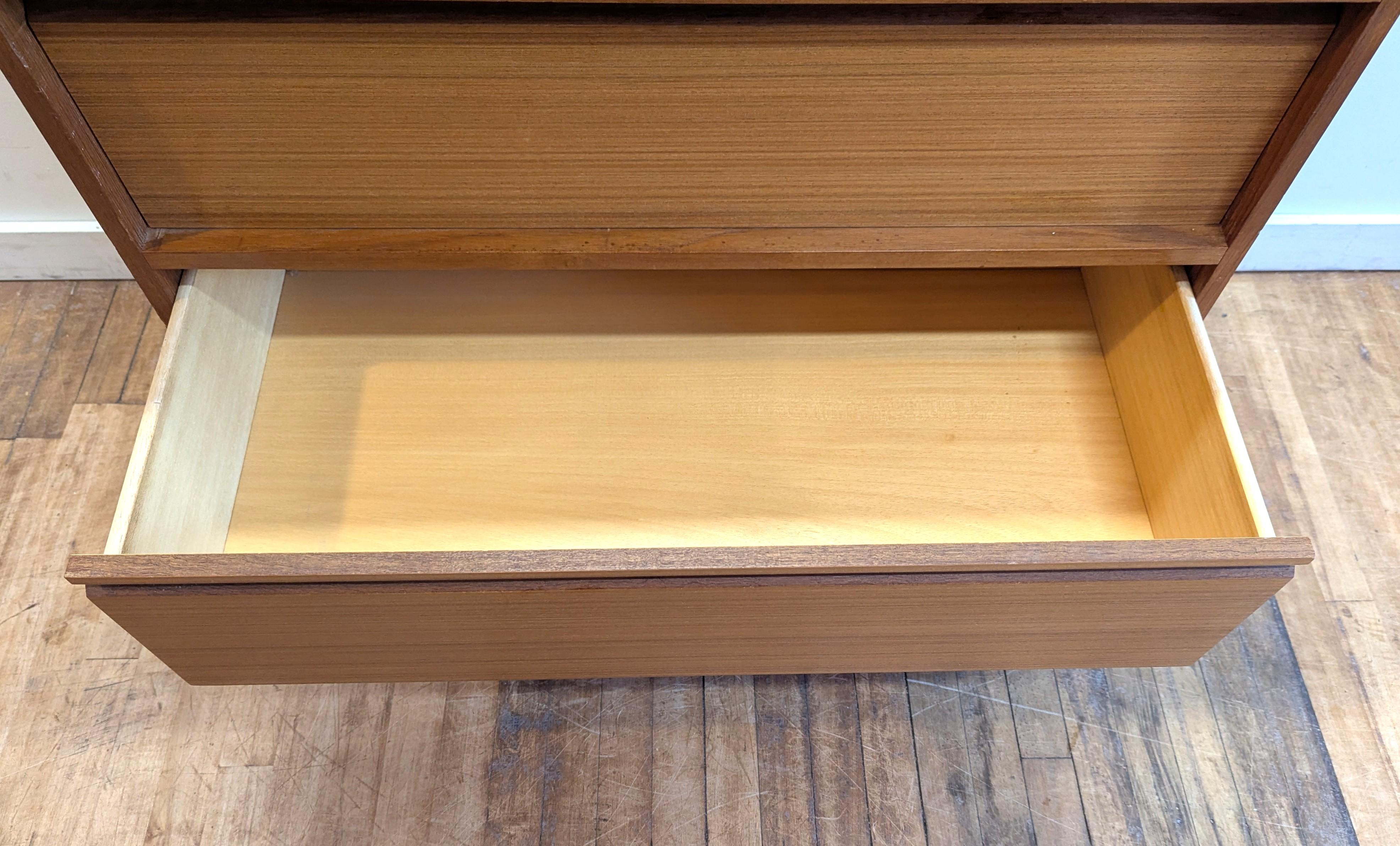 Comò Highboy danese moderno in teak di metà secolo in vendita 2