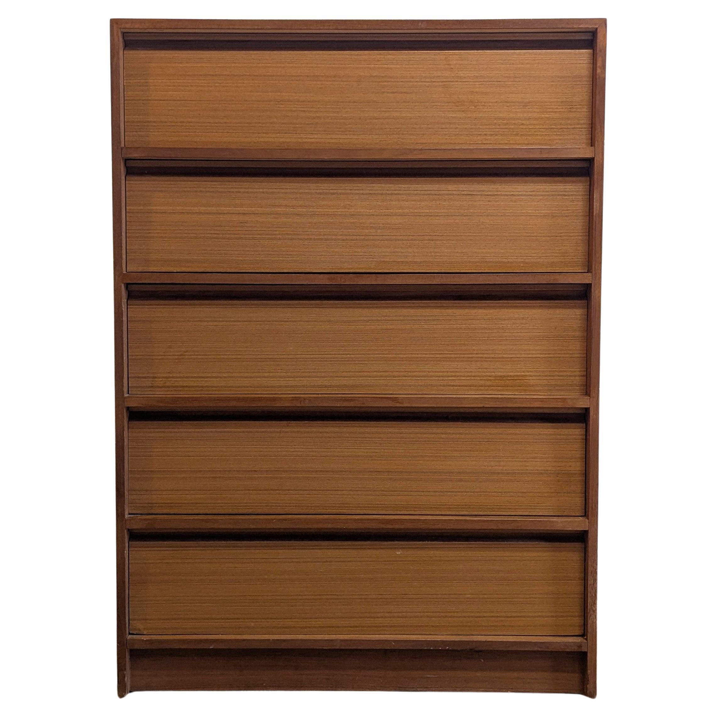 Comò Highboy danese moderno in teak di metà secolo