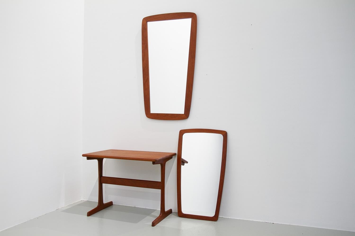 Danish Modern Teak Mirrors and Table, 1960s. Set of 3.
Set of two Scandinavian Mid-Century Modern wall mirrors with frames in solid teak and small console or side table made in Denmark in the 1960s.
Table, height: 42 cm.
Small mirror, height: 60