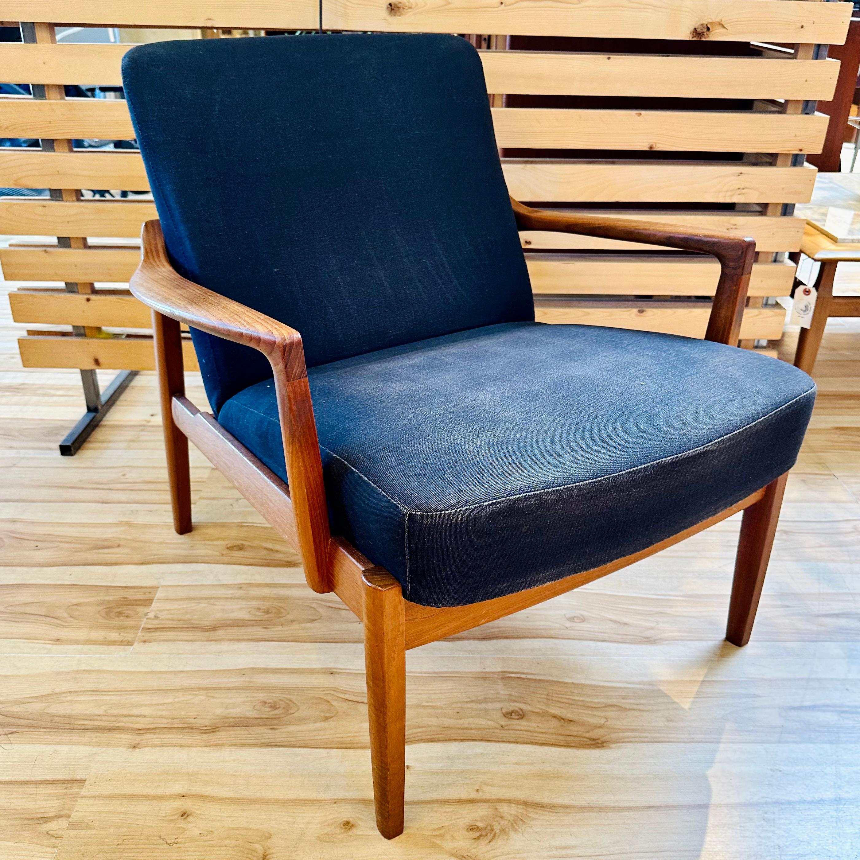Crafted in Denmark circa 1960, the Danish Modern Teak Model 125 Lounge Chair by Tove and Edvard Kindt-Larsen showcases timeless elegance and exceptional quality. Manufactured by France and Son, this iconic piece features the renowned Scandinavian