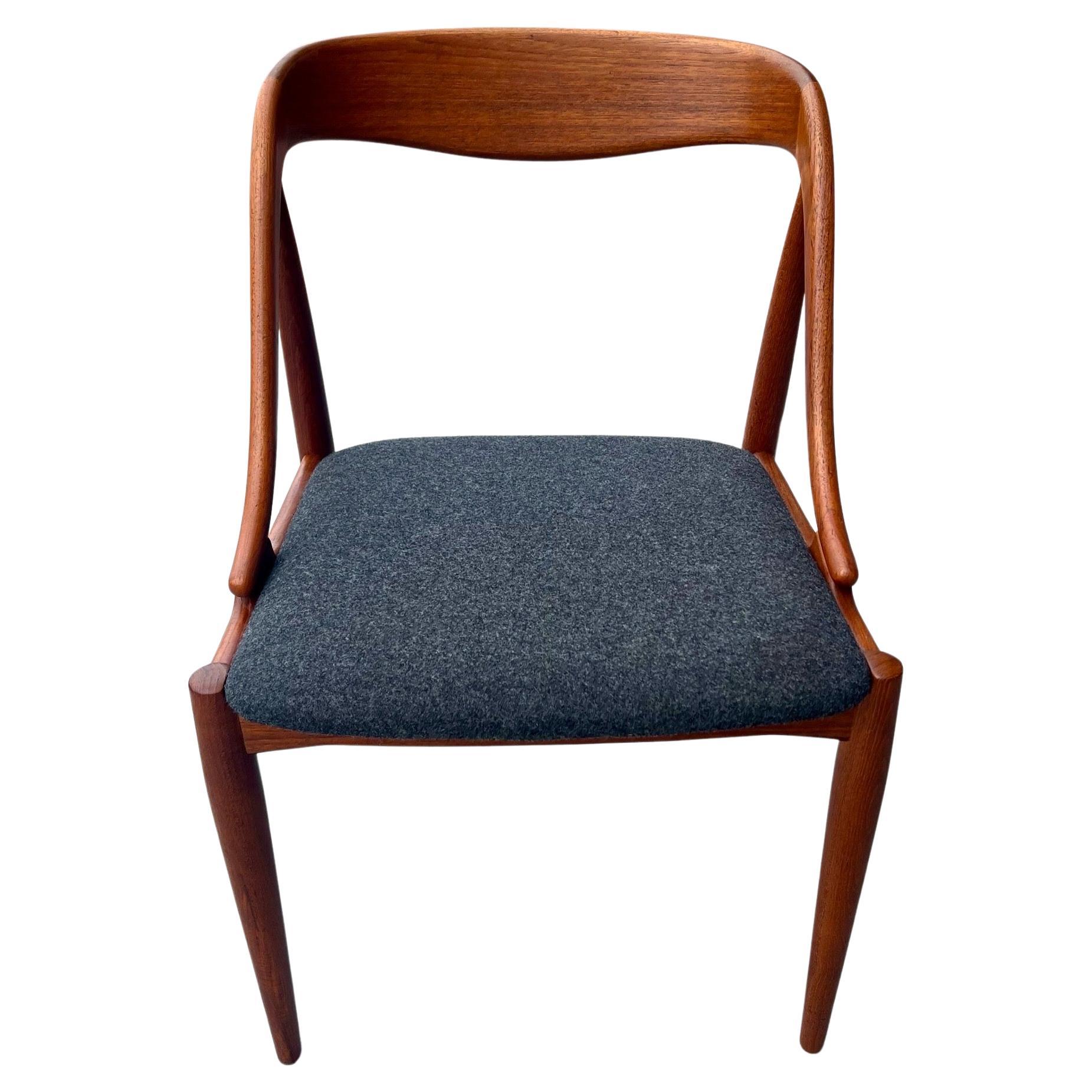 Mid-Century Danish Model 16 dining chair designed by Johannes Andersen For Uldum Møbelfabrik, 1950s, set of 4. These chair has been refinished and recover in beautiful Knoll wool fabric , this chair is solid and sturdy elegant and beautiful.