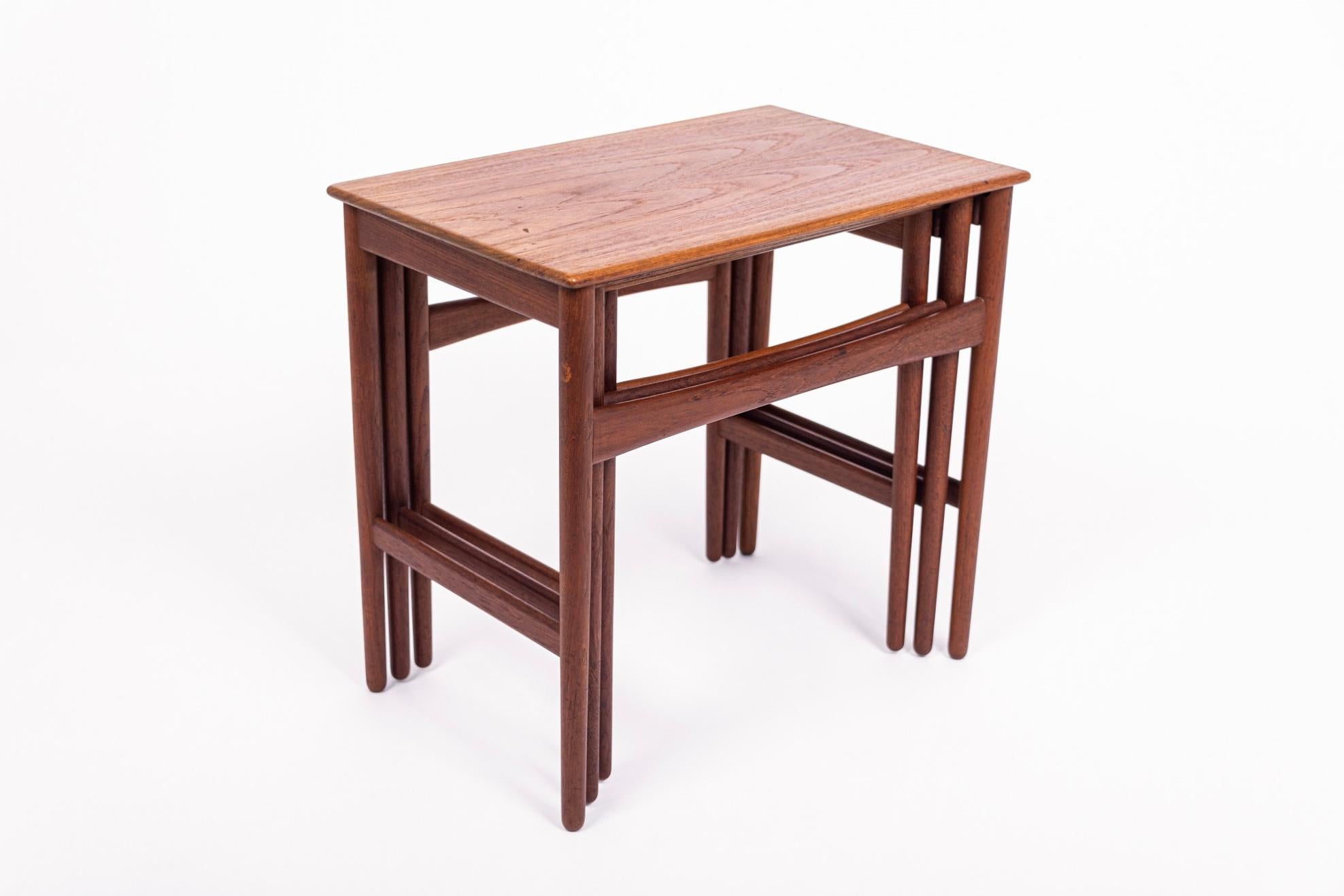 Cet ensemble iconique de tables gigognes danoises modernes du milieu du siècle, modèle AT-40, a été conçu par Hans J. Wegner, produit par l'ébéniste Andreas Tuck et fabriqué au Danemark vers 1960. Cet ensemble de trois tables gigognes élégantes