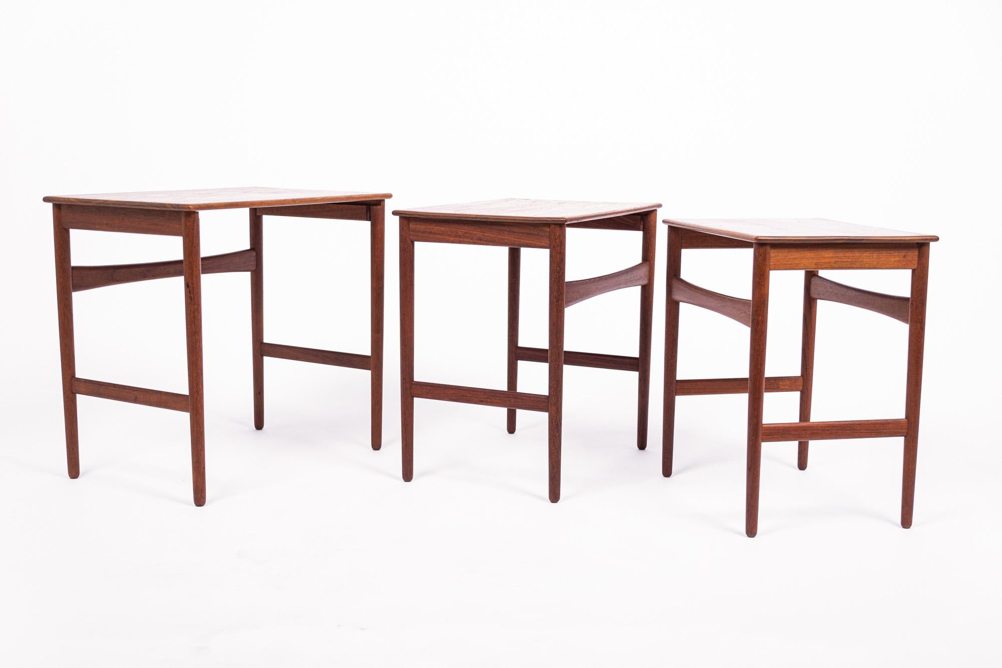 Teck Tables d'appoint gigognes danoises modernes en teck de Hans J. Wegner, années 1960 en vente