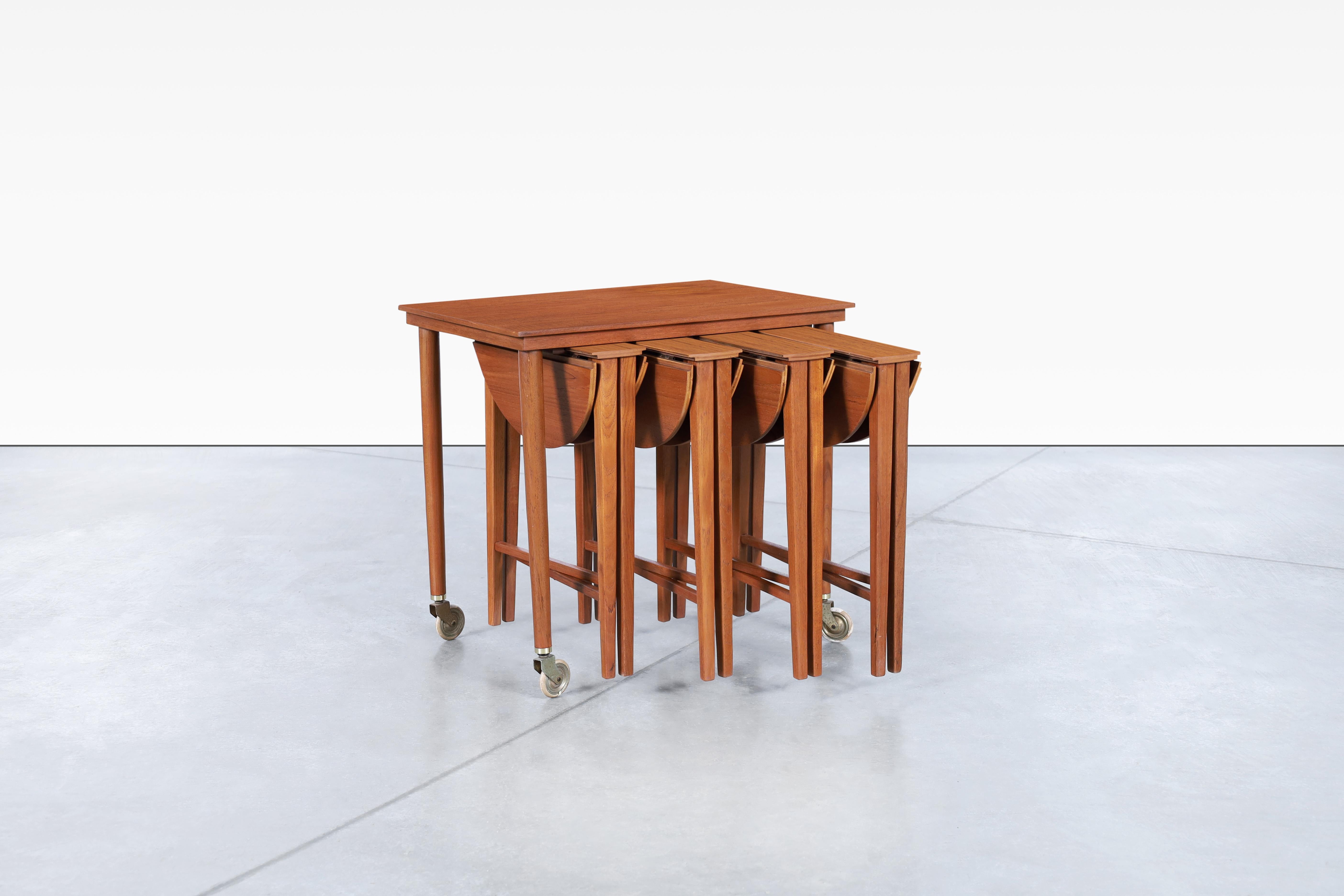 Mesa nido danesa moderna de teca de Carlo Jensen para Poul Hundevad Moderno de mediados de siglo en venta