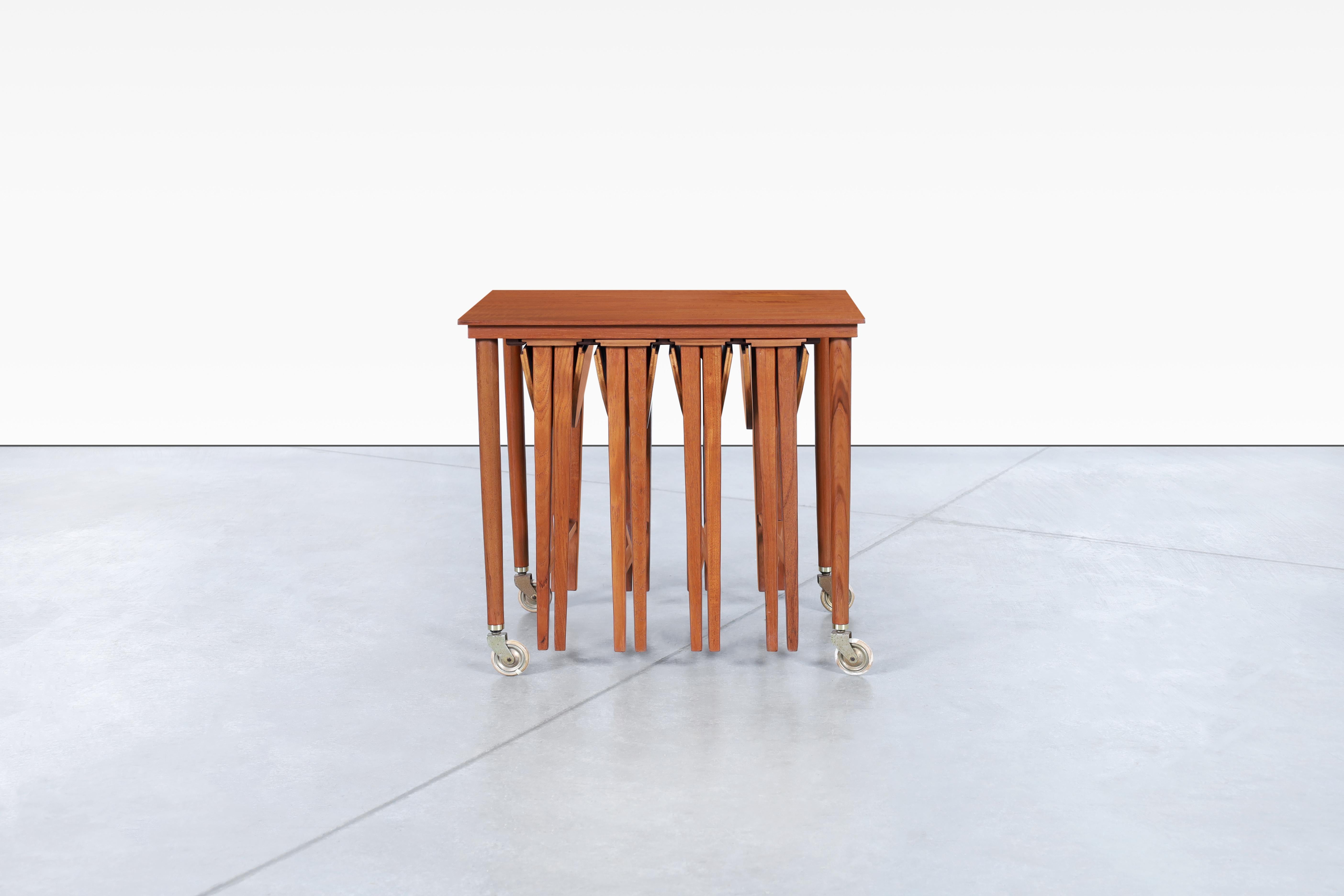 Métal Table gigogne danoise moderne en teck de Carlo Jensen pour Poul Hundevad en vente