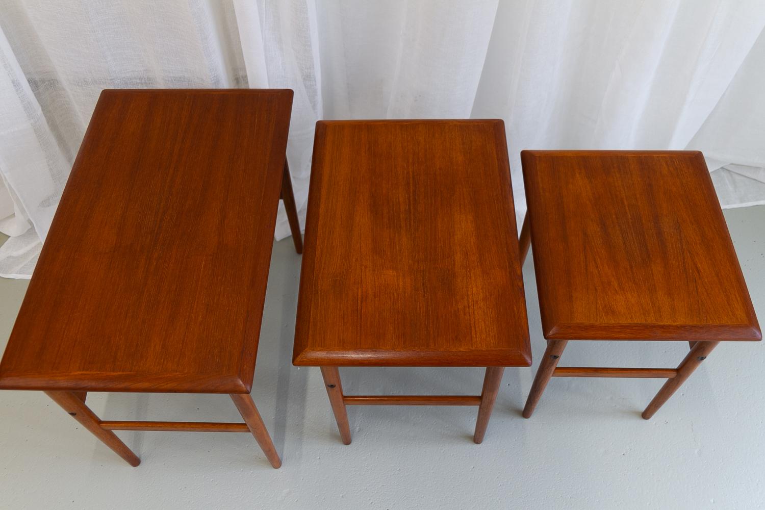 Tables gigognes danoises modernes en teck des années 1960. Ensemble de 3. en vente 2
