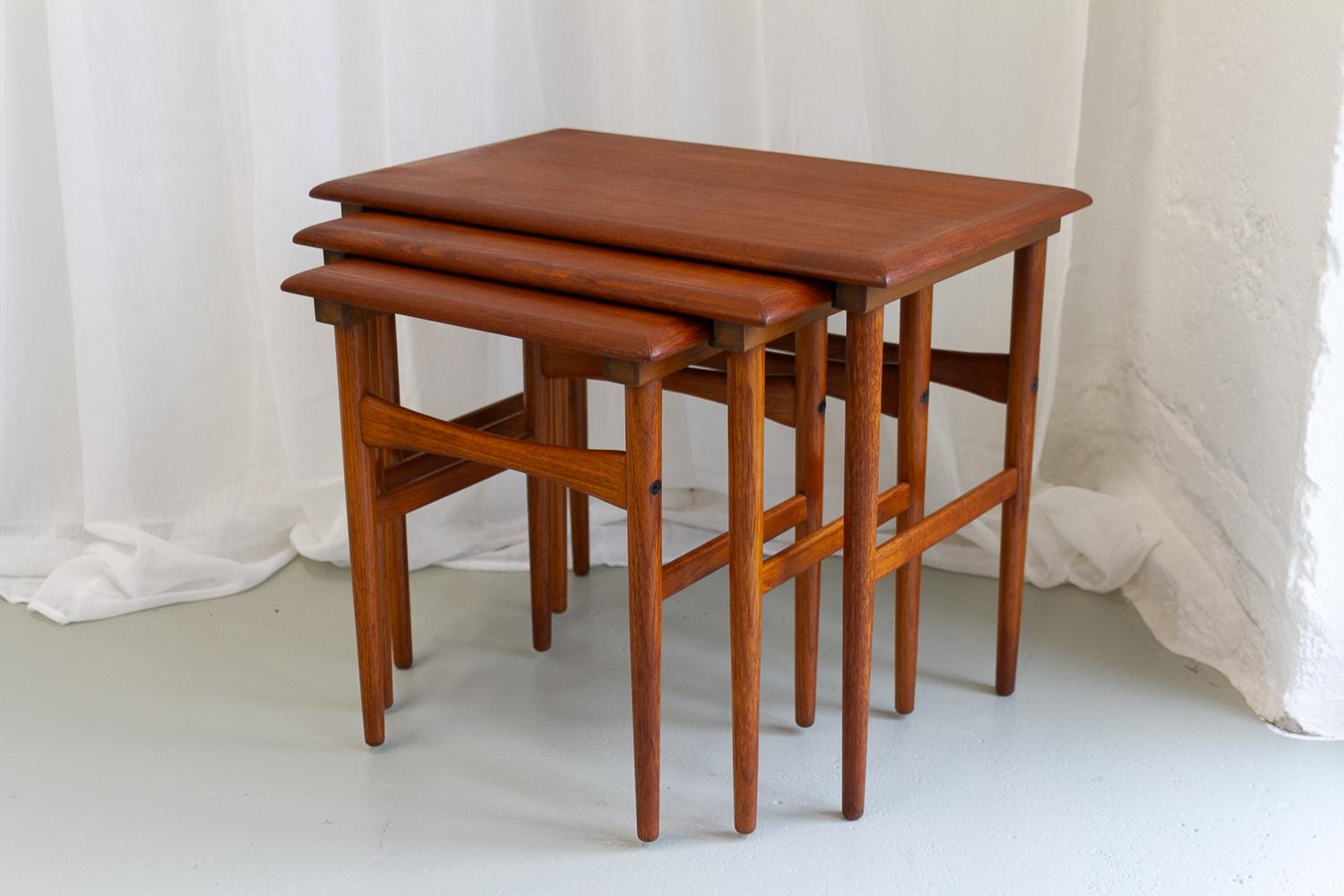 Tables gigognes danoises modernes en teck des années 1960. Ensemble de 3. en vente 4