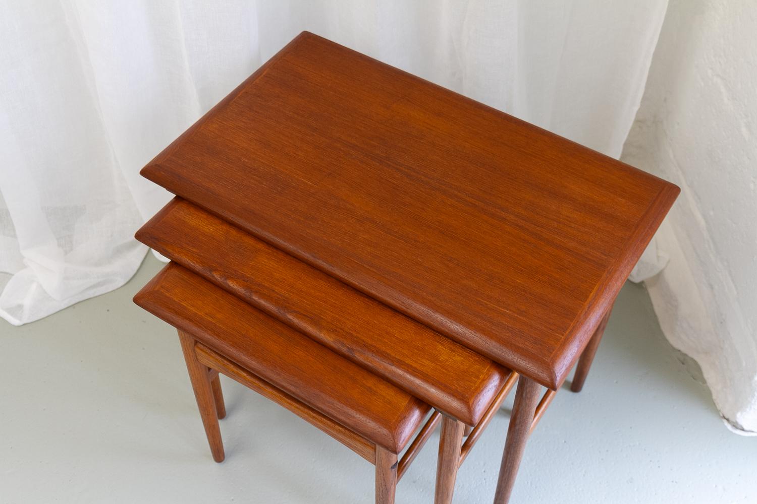 Tables gigognes danoises modernes en teck des années 1960. Ensemble de 3. en vente 5