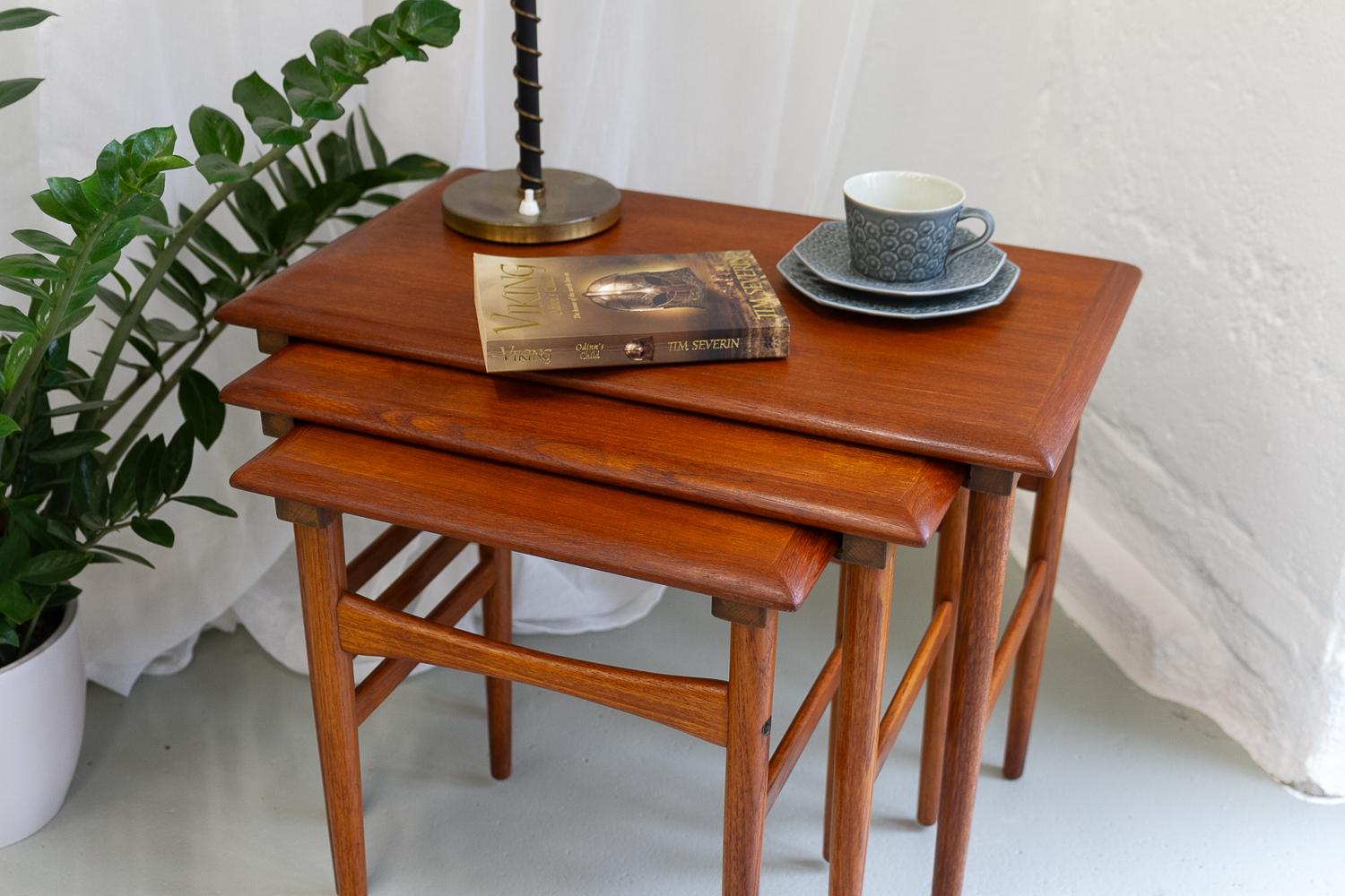Tables gigognes danoises modernes en teck des années 1960. Ensemble de 3. en vente 7