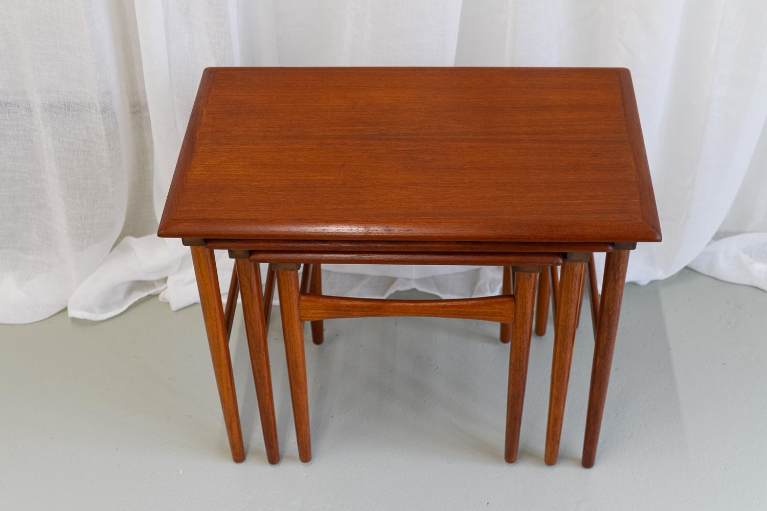 Tables gigognes danoises modernes en teck des années 1960. Ensemble de 3. en vente 10
