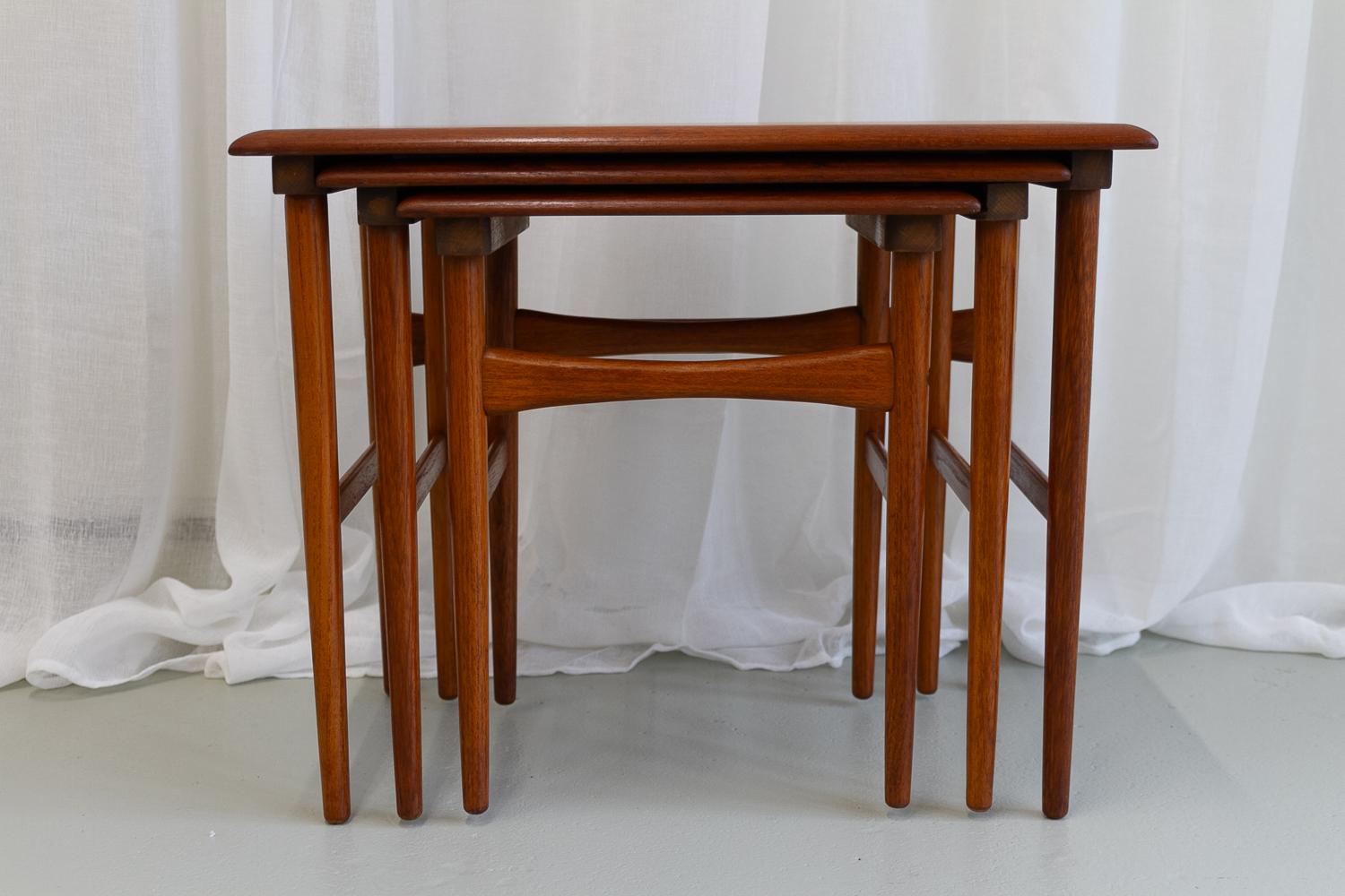 Tables gigognes danoises modernes en teck des années 1960. Ensemble de 3. en vente 11