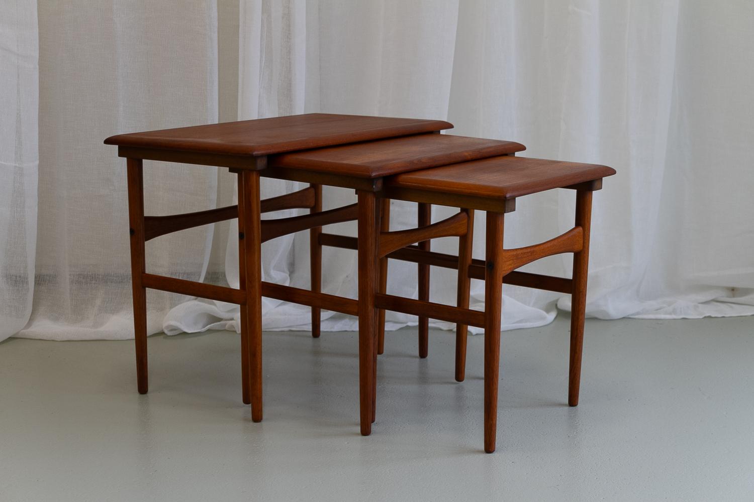 Danish Modern Teak Nesting Tables 1960s. Set of 3.

Set of elegant Danish nesting tables. Thin round tapered legs and shaped crossbars. Wide slanting edge in solid teak. Very versatile, can be used together or as individual side tables for lamps,