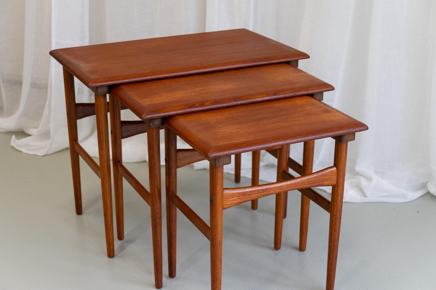 Scandinave moderne Tables gigognes danoises modernes en teck des années 1960. Ensemble de 3. en vente
