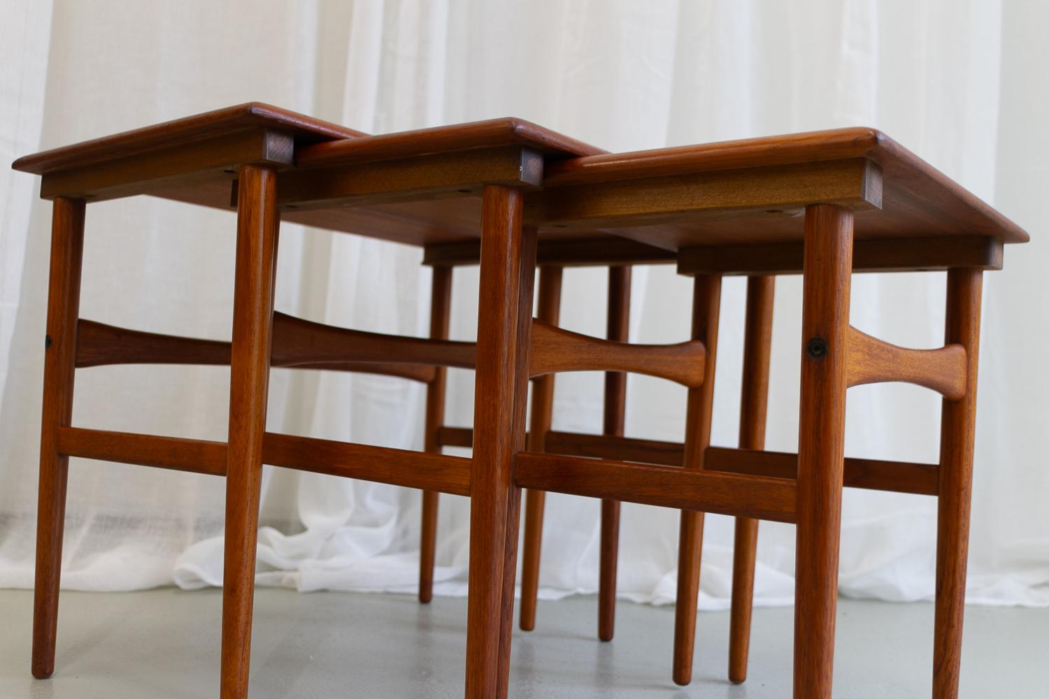 Danois Tables gigognes danoises modernes en teck des années 1960. Ensemble de 3. en vente