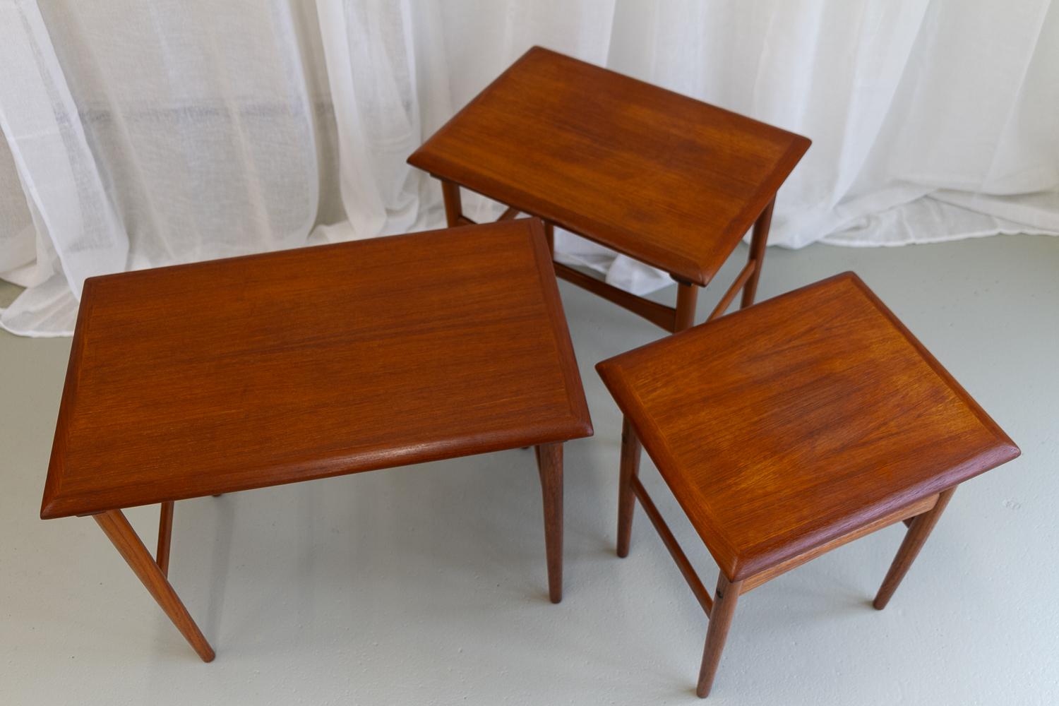 Tables gigognes danoises modernes en teck des années 1960. Ensemble de 3. Bon état - En vente à Asaa, DK