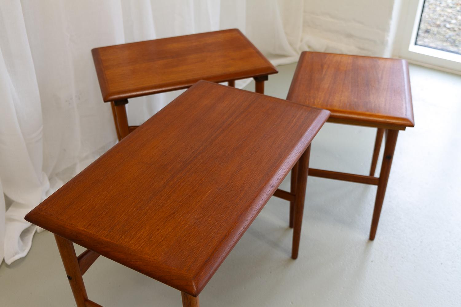 Milieu du XXe siècle Tables gigognes danoises modernes en teck des années 1960. Ensemble de 3. en vente