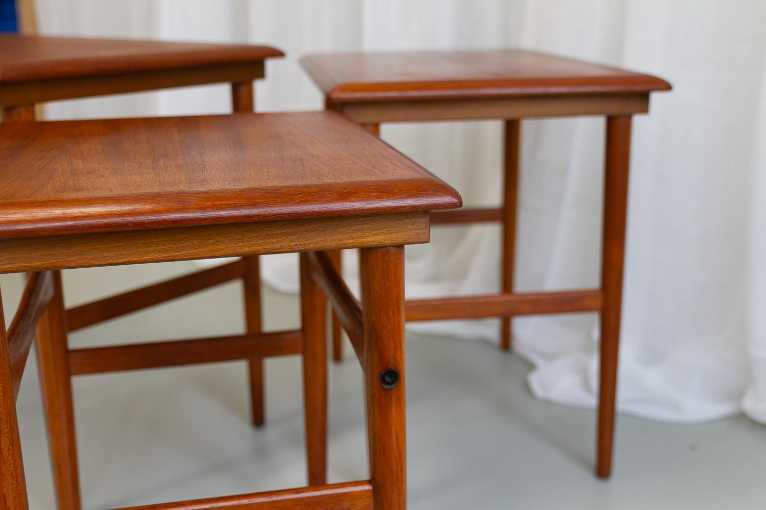 Teck Tables gigognes danoises modernes en teck des années 1960. Ensemble de 3. en vente
