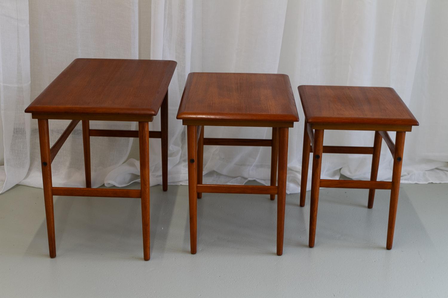 Tables gigognes danoises modernes en teck des années 1960. Ensemble de 3. en vente 1