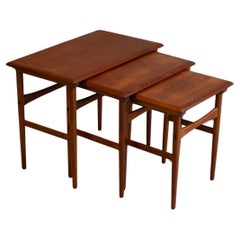 Tables gigognes danoises modernes en teck des années 1960. Ensemble de 3.