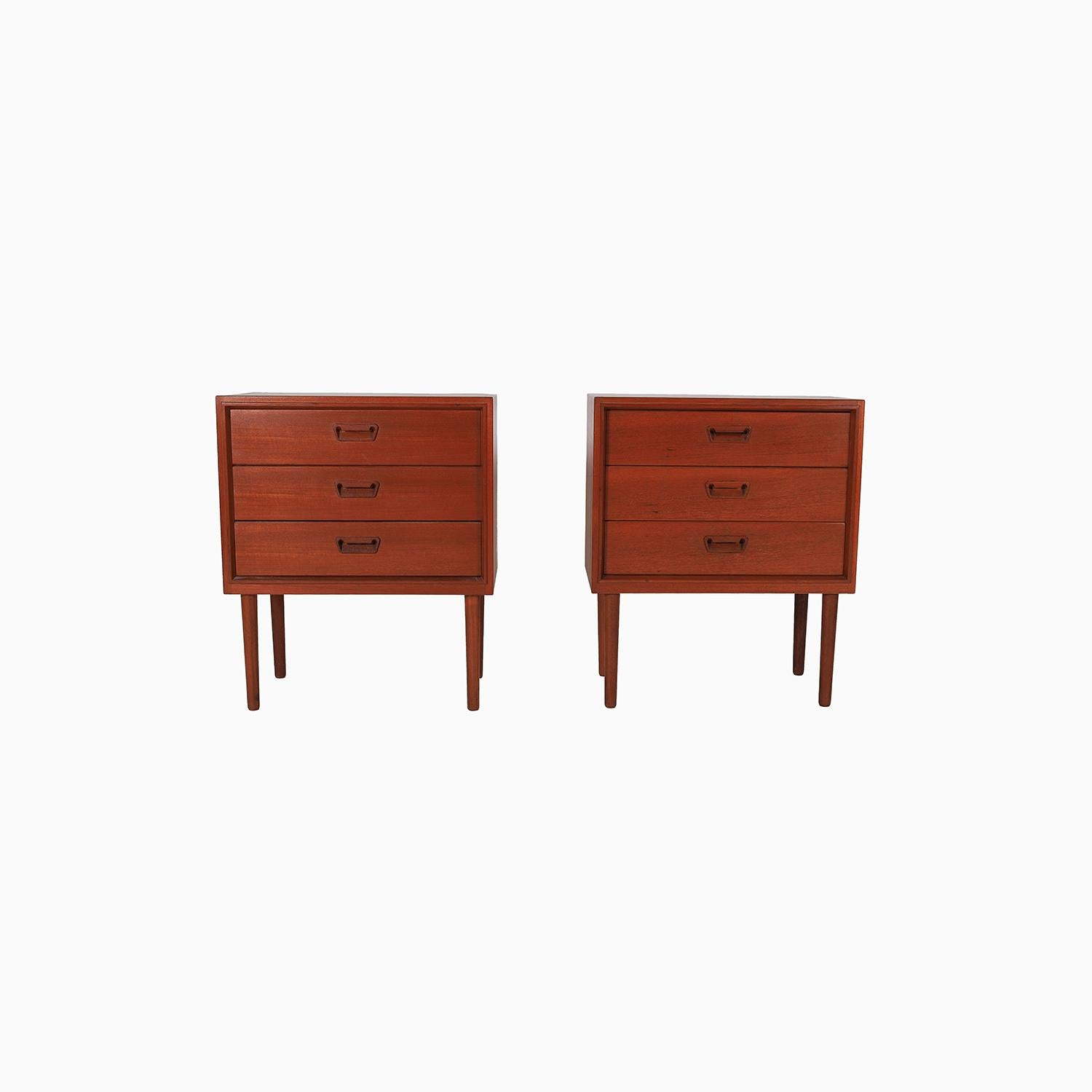 A perfect scaled danish modern small occasional chest manufactured by Munch Slagelse. This would work great in many different settings. We envisioned them perfectly fitting as bed side storage pieces. Only one available. price is per