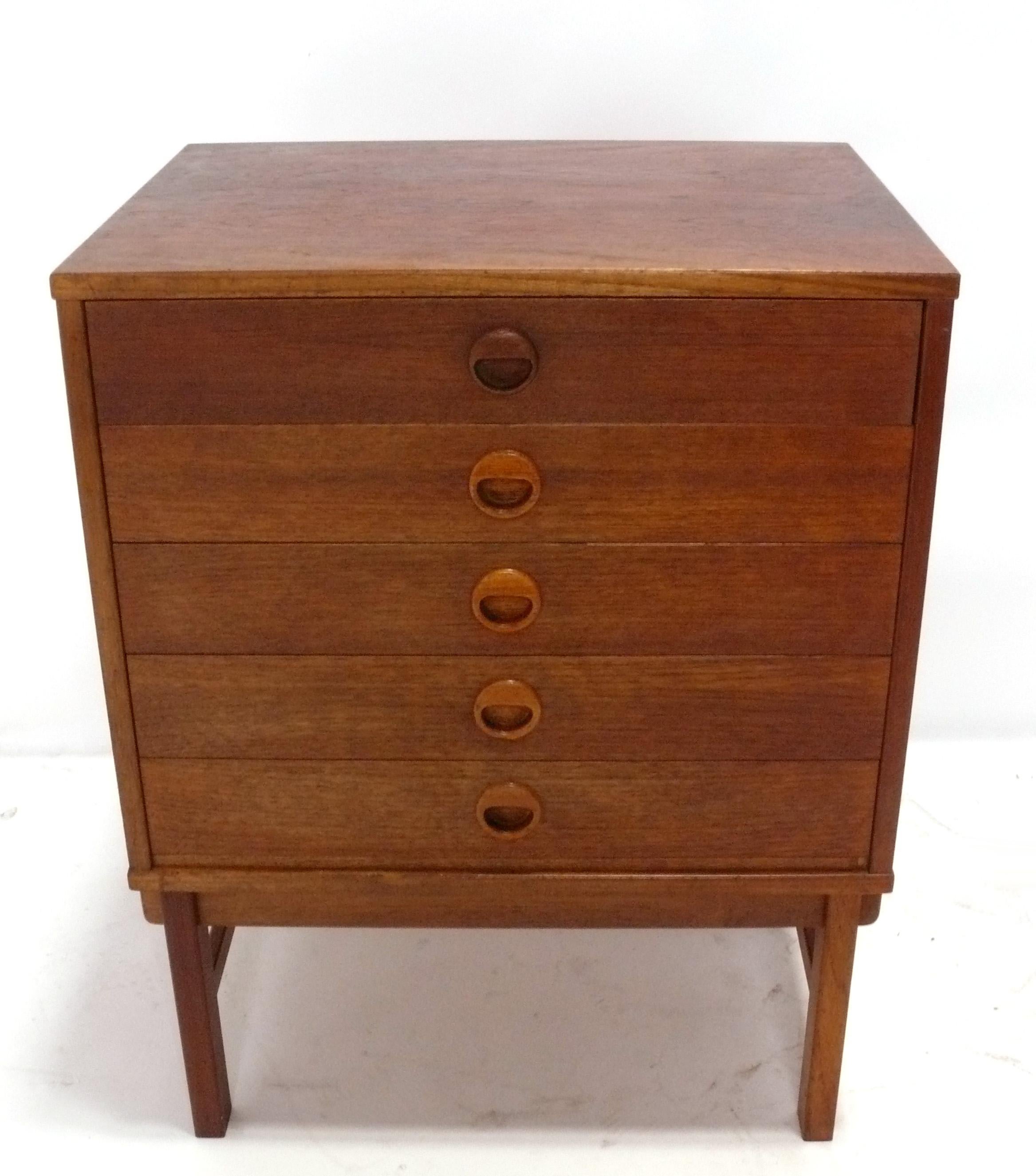 Dänischer moderner Nachttisch aus Teakholz von Yngve Ekstrom für Dux, Schweden, ca. 1960er Jahre. Der Preis liegt bei 850 $ pro Stück oder 1500 $ für das Paar. Der größere Nachttisch misst 31 