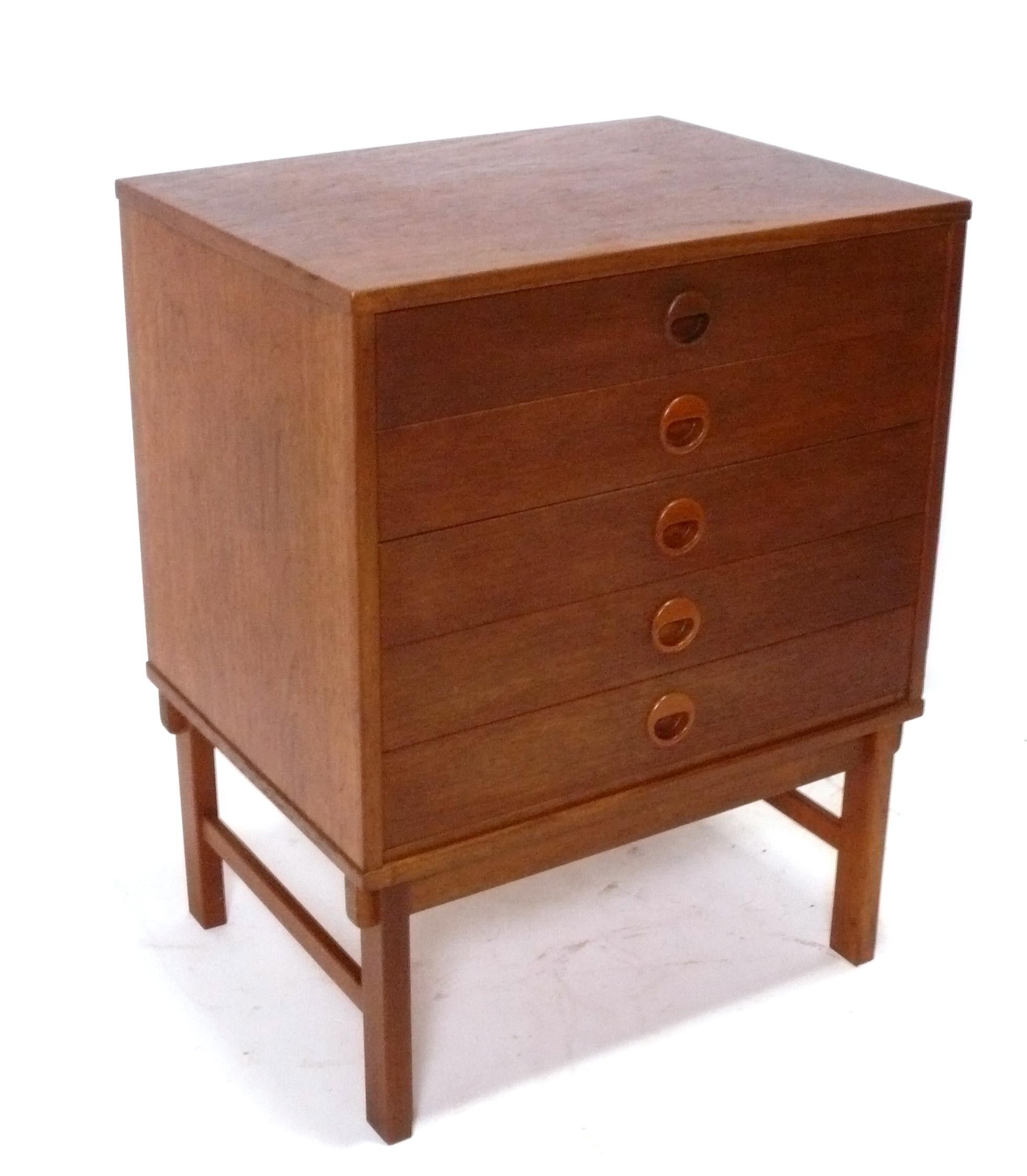 Dänische Moderne Teakholz Nachttische Yngve Ekstrom für Dux 1960s $850 jeder $1500 Paar (Moderne der Mitte des Jahrhunderts) im Angebot