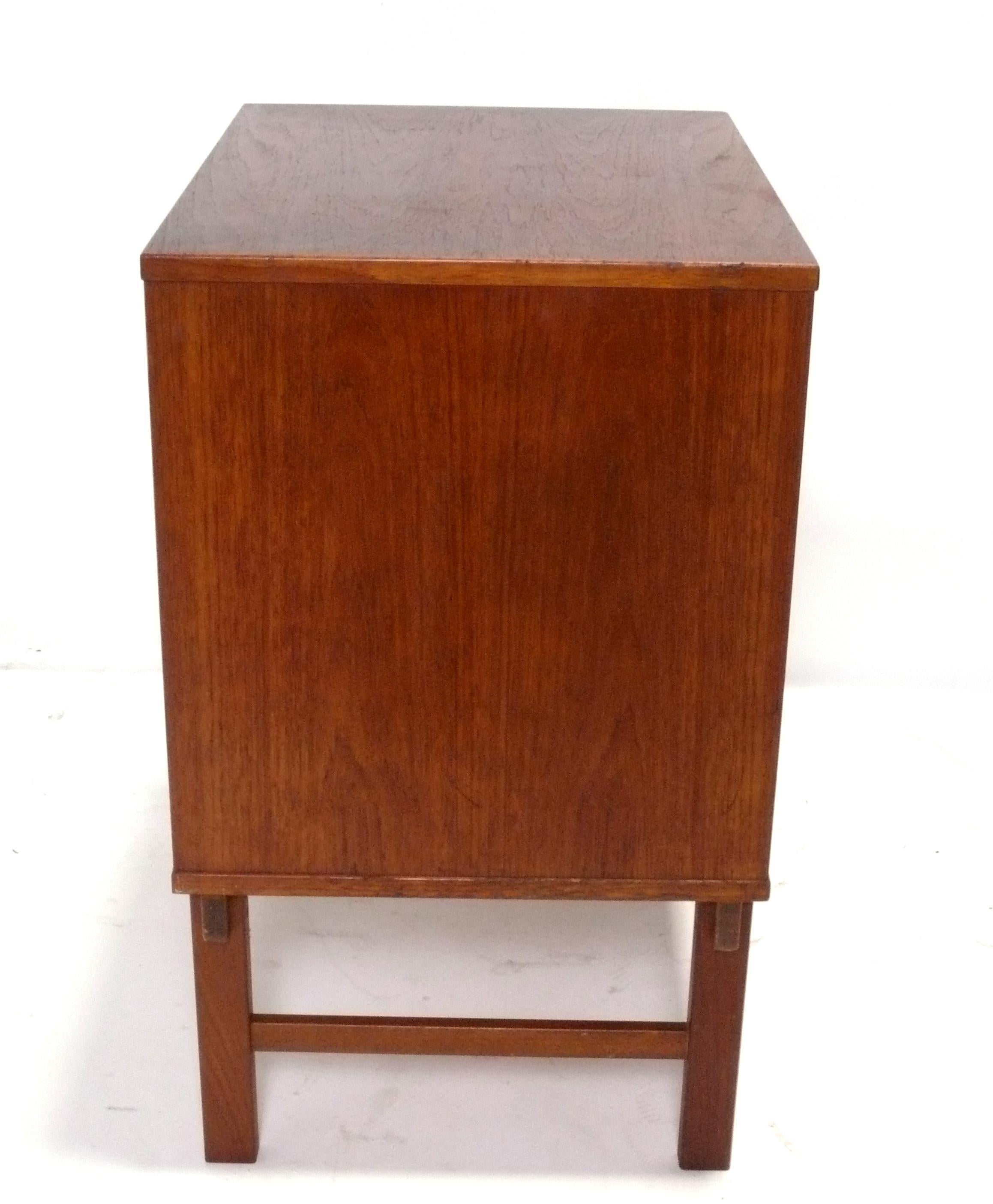 Dänische Moderne Teakholz Nachttische Yngve Ekstrom für Dux 1960s $850 jeder $1500 Paar im Zustand „Gut“ im Angebot in Atlanta, GA
