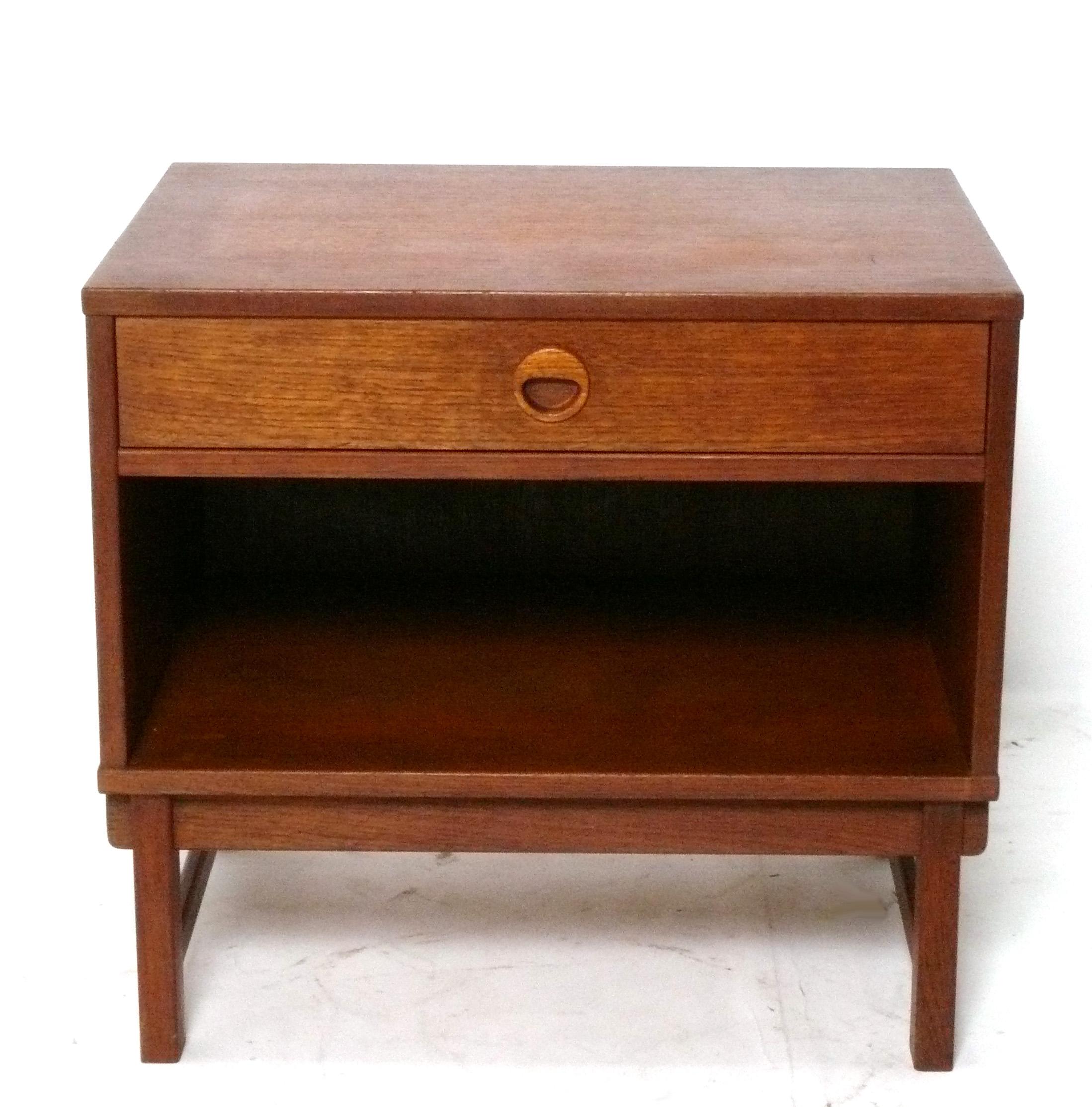 Dänische Moderne Teakholz Nachttische Yngve Ekstrom für Dux 1960s $850 jeder $1500 Paar (Mitte des 20. Jahrhunderts) im Angebot