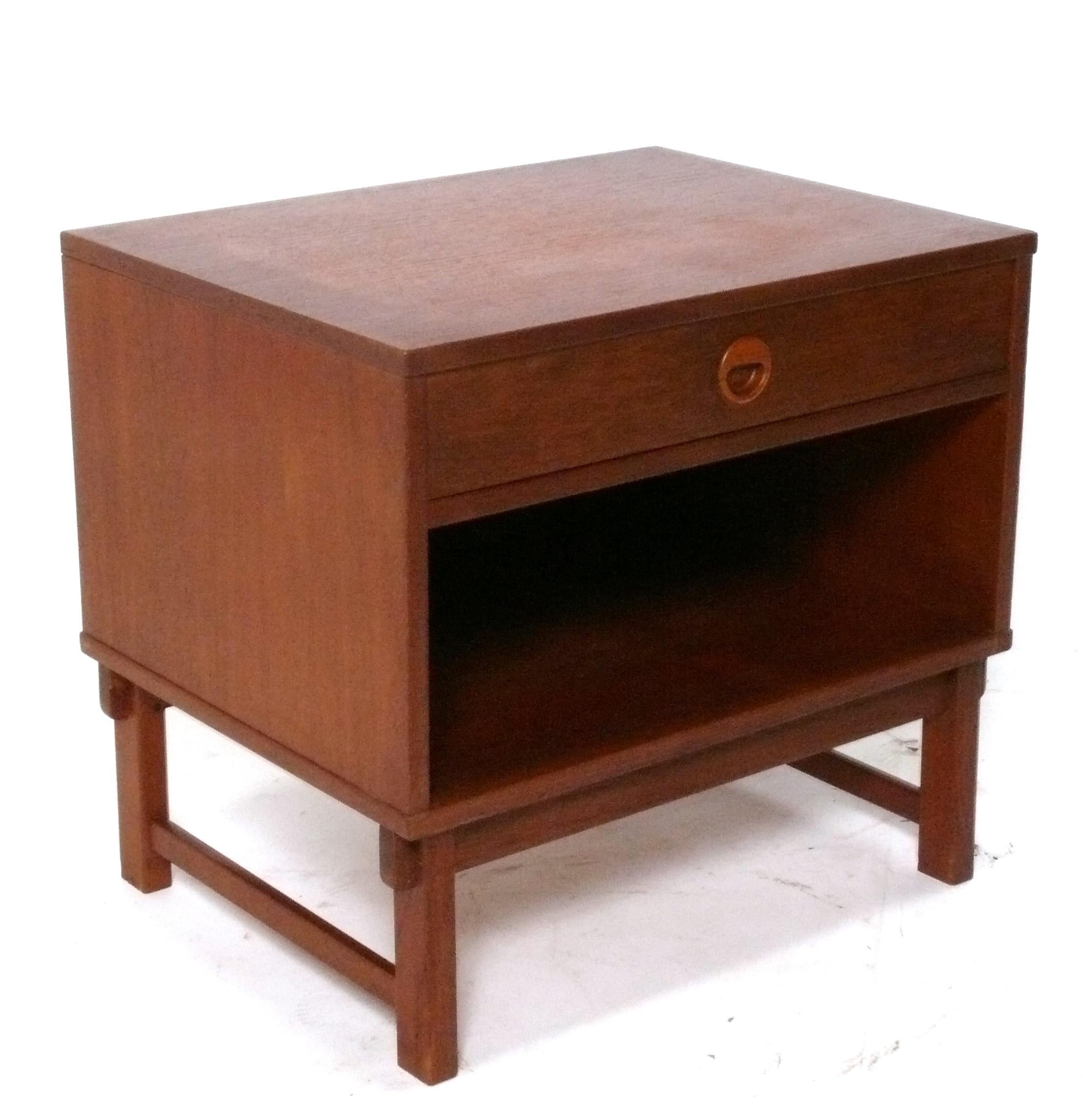 Dänische Moderne Teakholz Nachttische Yngve Ekstrom für Dux 1960s $850 jeder $1500 Paar (Holz) im Angebot