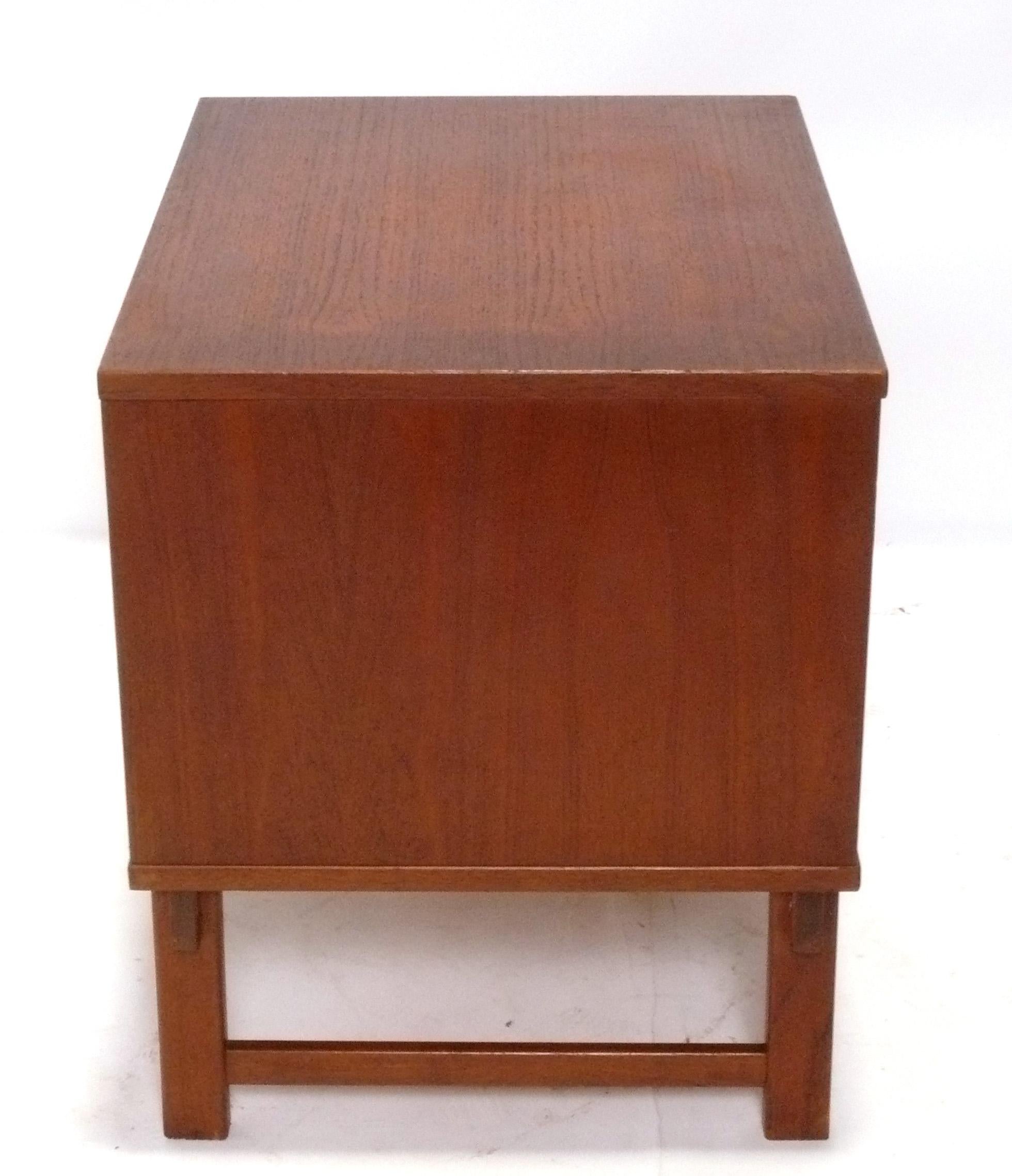 Dänische Moderne Teakholz Nachttische Yngve Ekstrom für Dux 1960s $850 jeder $1500 Paar im Angebot 2