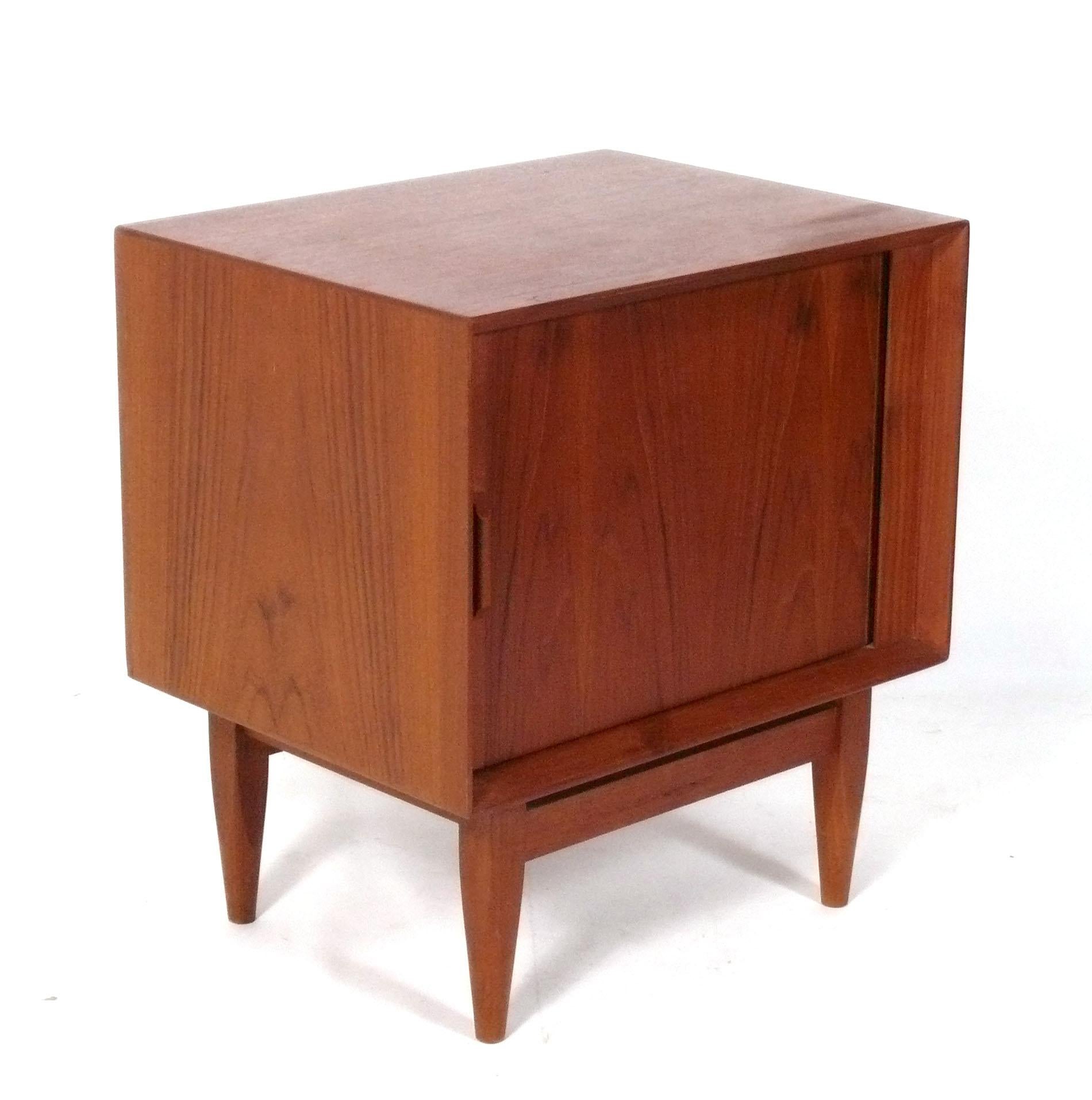 Dänischer moderner Nachttisch aus Teakholz von Falster ca. 1960er Jahre Schiebetür mit Rollladen (Moderne der Mitte des Jahrhunderts) im Angebot