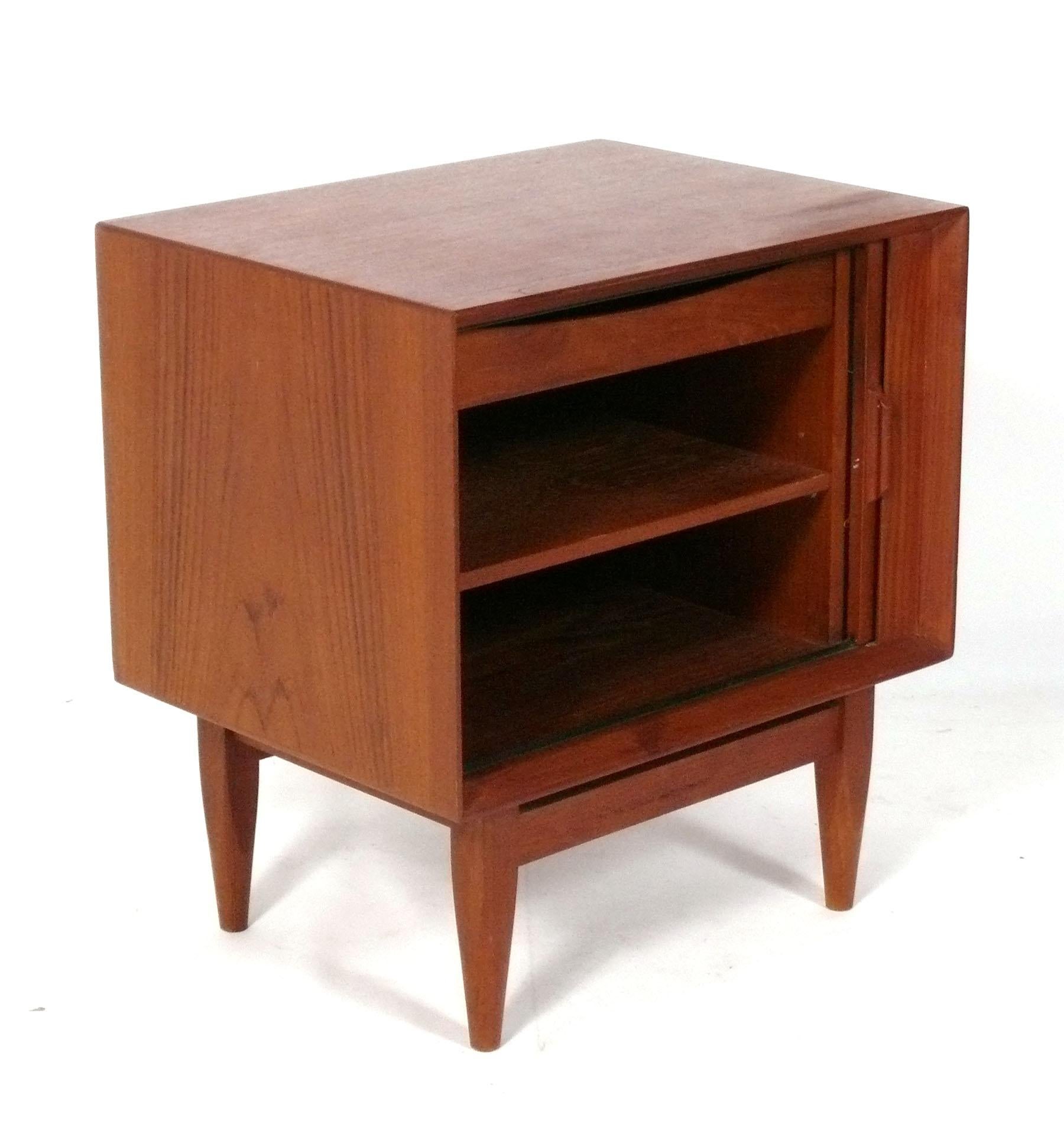 Dänischer moderner Nachttisch aus Teakholz von Falster ca. 1960er Jahre Schiebetür mit Rollladen im Zustand „Gut“ im Angebot in Atlanta, GA