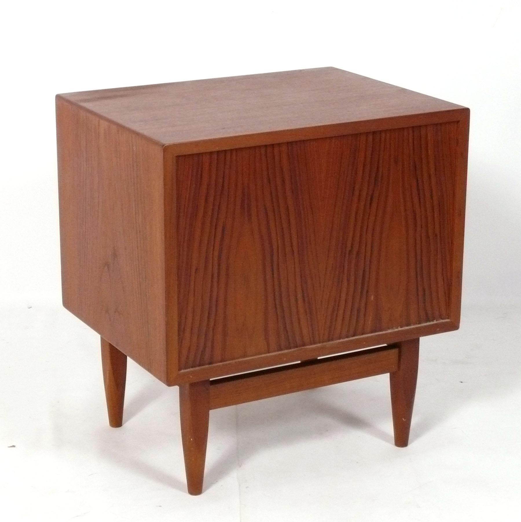 Dänischer moderner Nachttisch aus Teakholz von Falster ca. 1960er Jahre Schiebetür mit Rollladen (Mitte des 20. Jahrhunderts) im Angebot