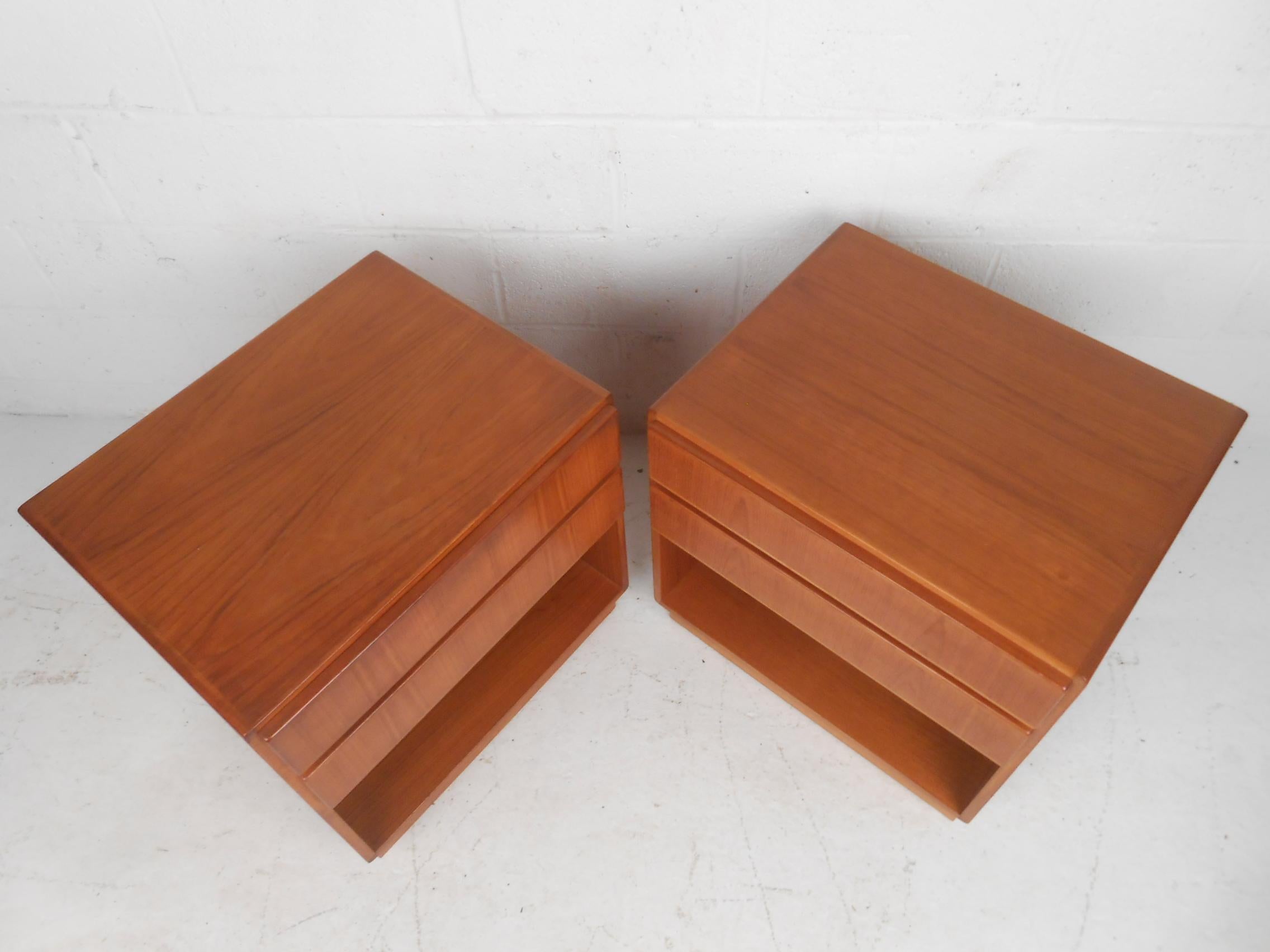 Dänische moderne nachttische aus teakholz by Komfort im Zustand „Gut“ im Angebot in Brooklyn, NY
