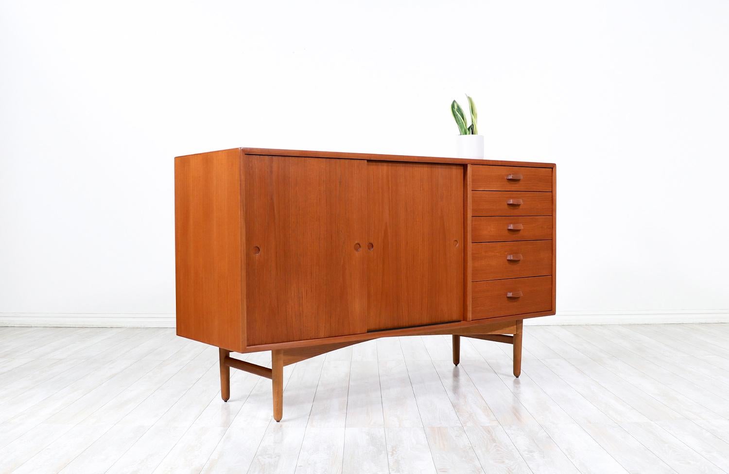 Svend Age Hansen Teak & Oak Credenza with Drawers for Naestved Møbelfabrik In Excellent Condition For Sale In Los Angeles, CA