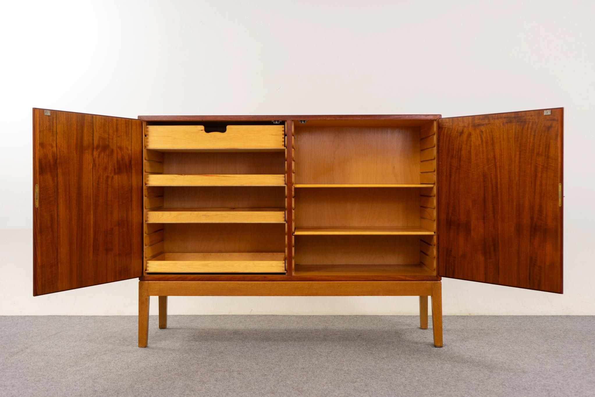 Mid-Century moderno Credenza moderna danese di metà secolo in teak e oak di Borg Mogensen