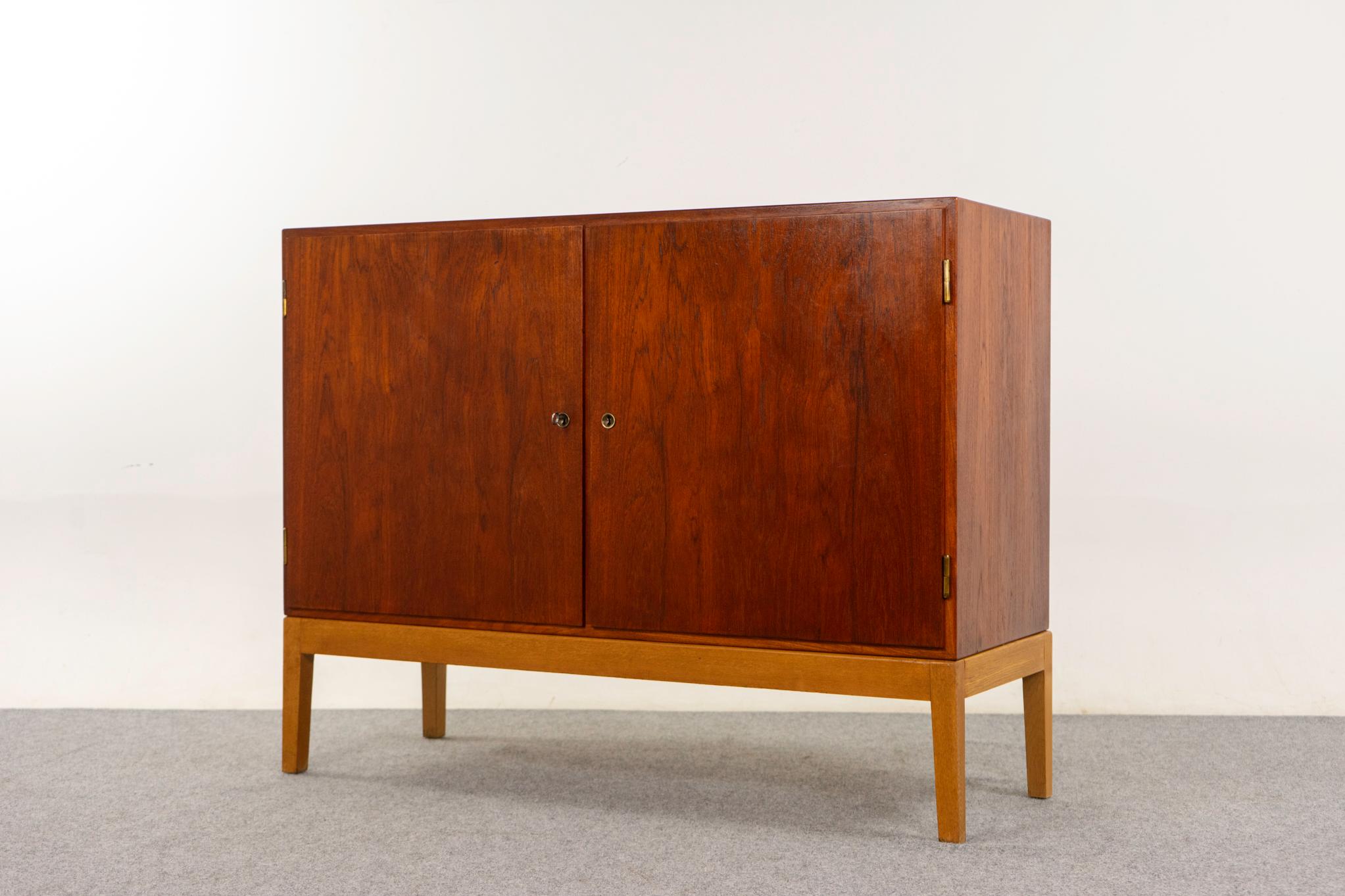 Credenza moderna danese di metà secolo in teak e oak di Borg Mogensen 1