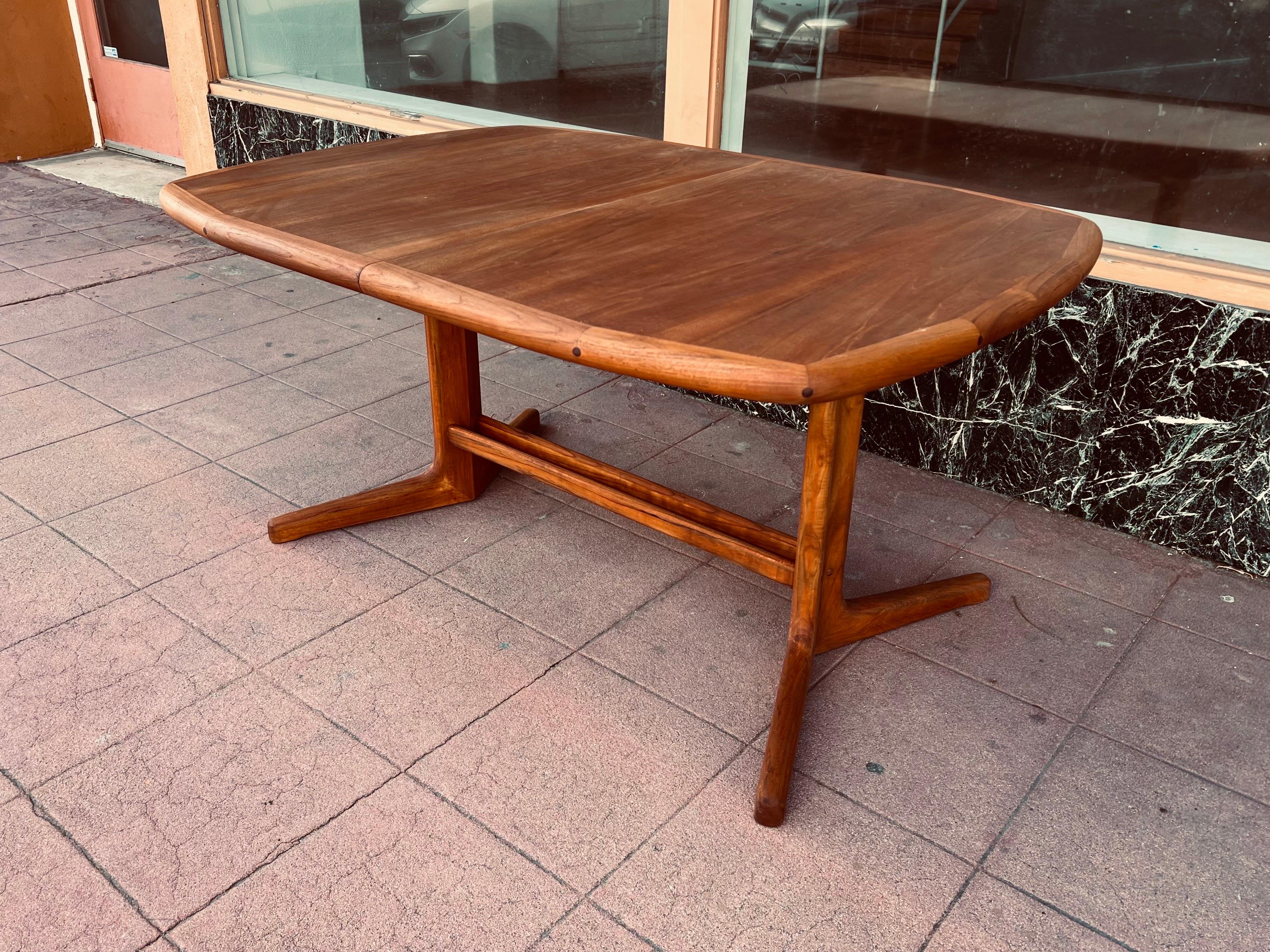 Beautiful condition freshly refinished on this Majestic extra large oval dining table, in teak with 2 extensions each extension is 20