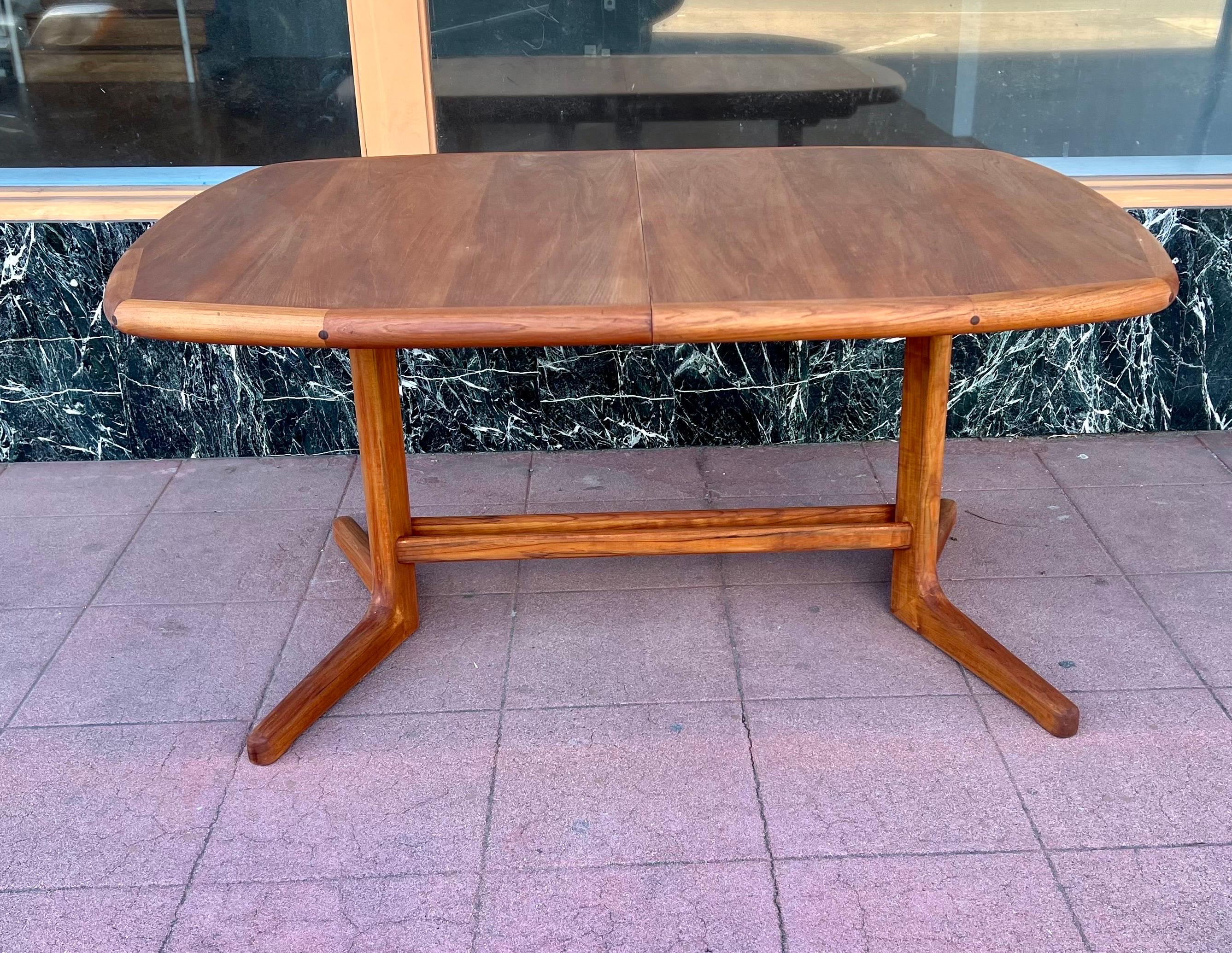 Danish Modern Teak Oval Extendable Dining Table Extra Long Double Leaf In Excellent Condition In San Diego, CA