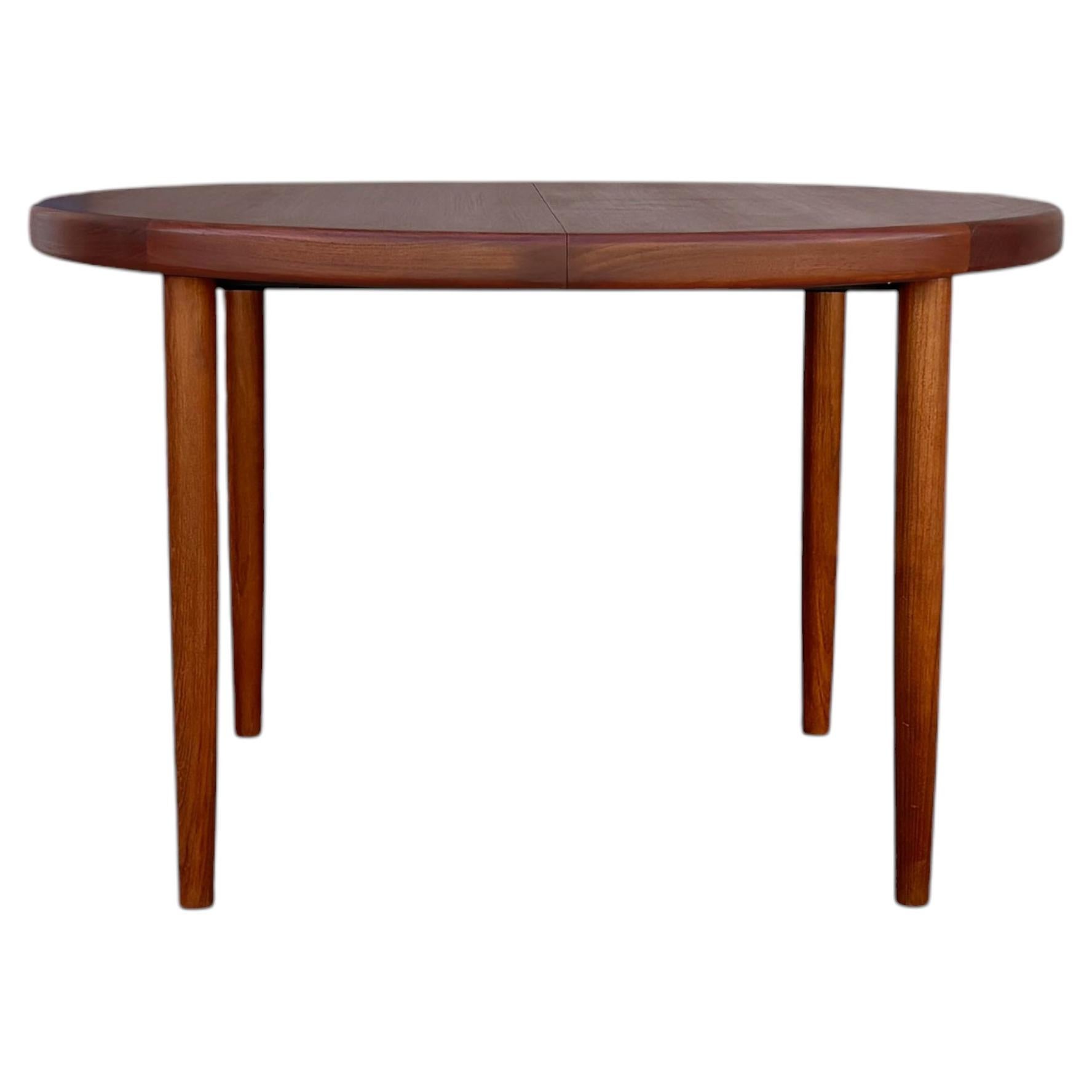 Table à manger ovale à rallonges en teck de style moderne danois, années 1960